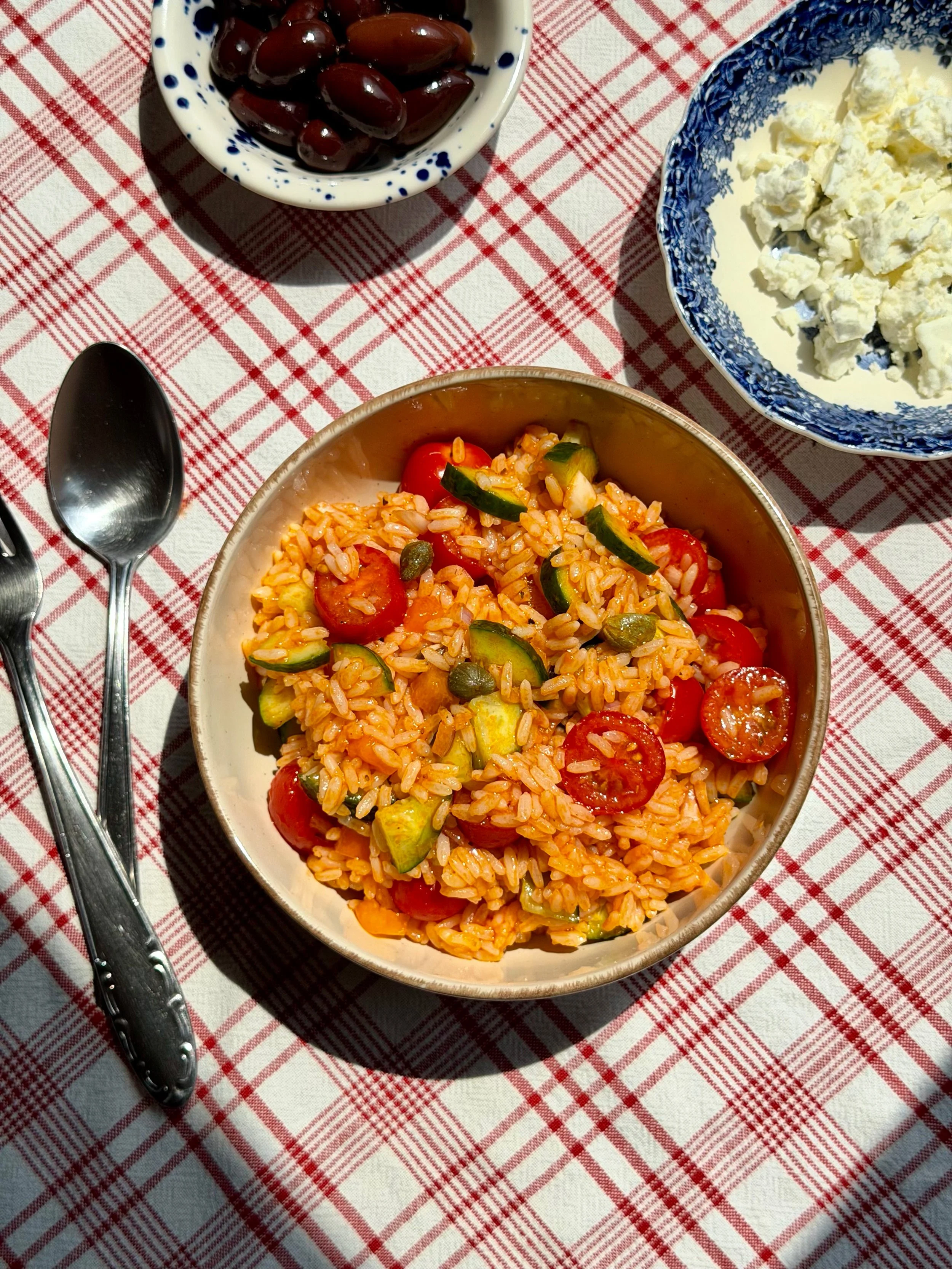 Ρυζοσαλάτα με dressing ντομάτας 