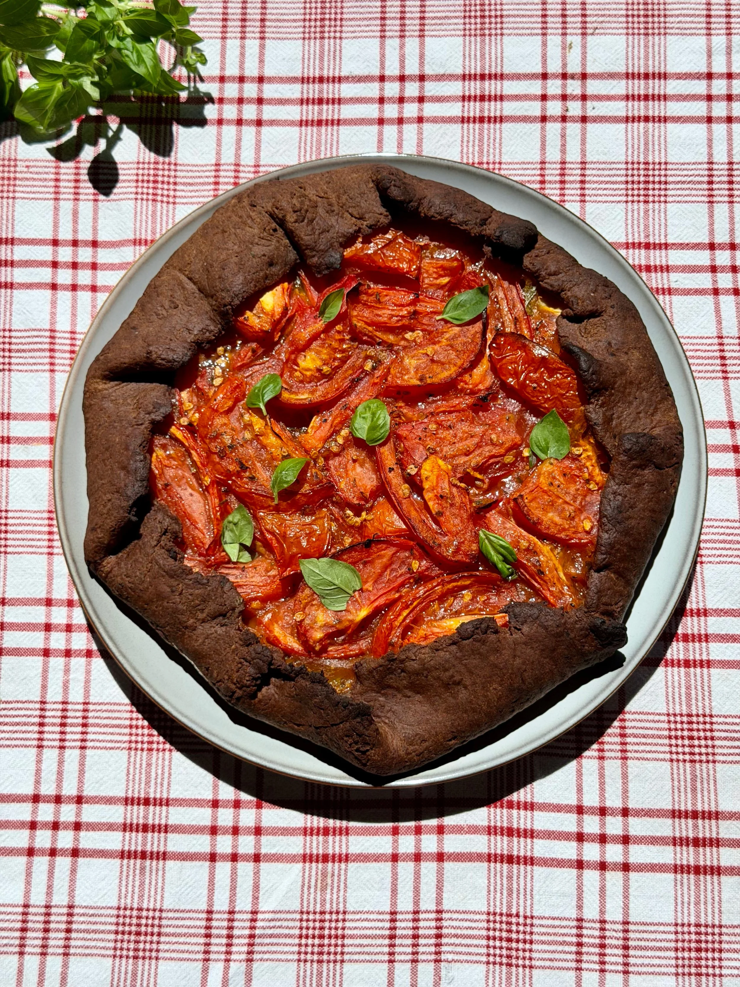 Galette χαρουπιού με ντομάτες 