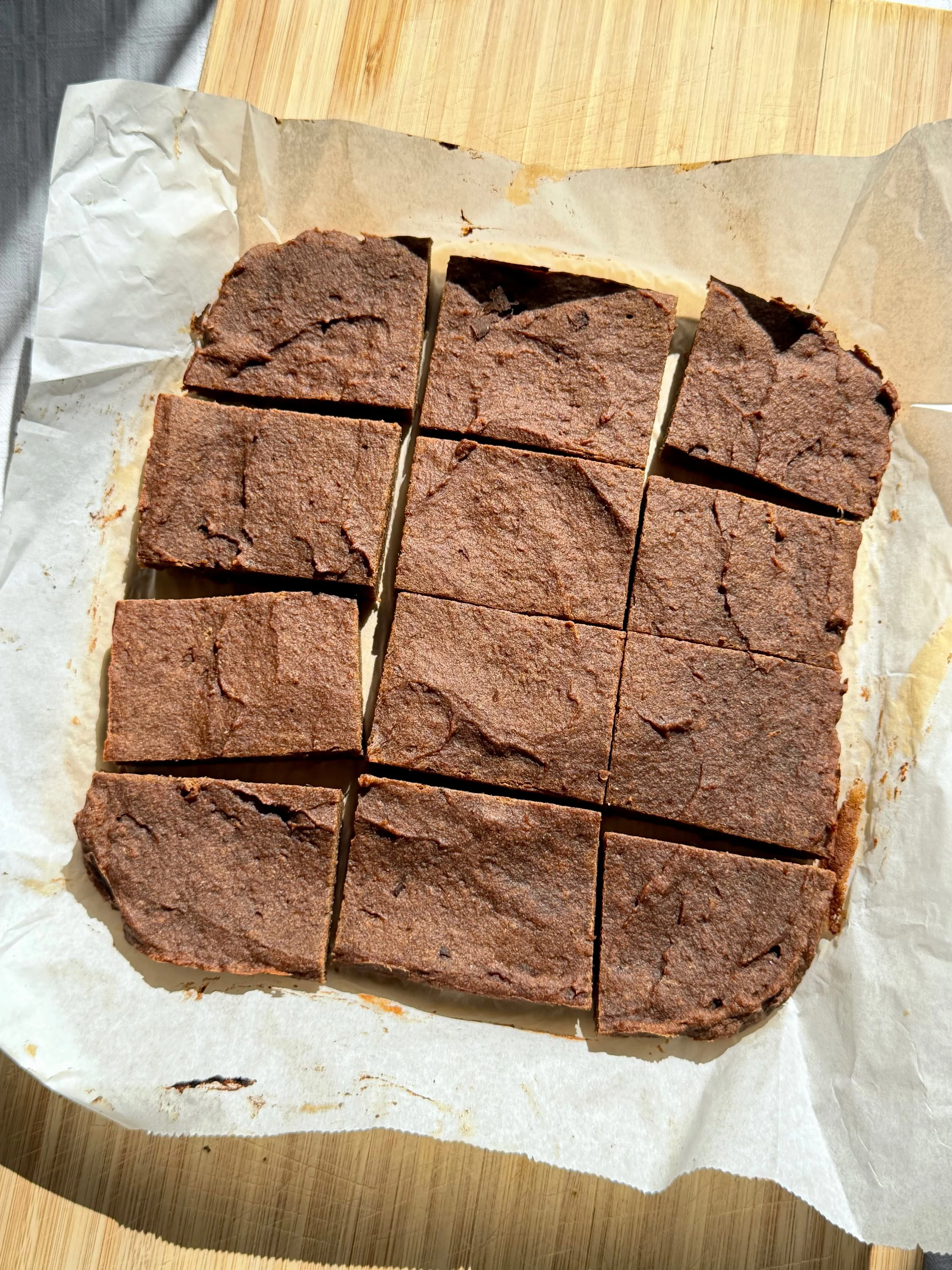 “Brownies” με χαρούπι, χωρίς κακάο 