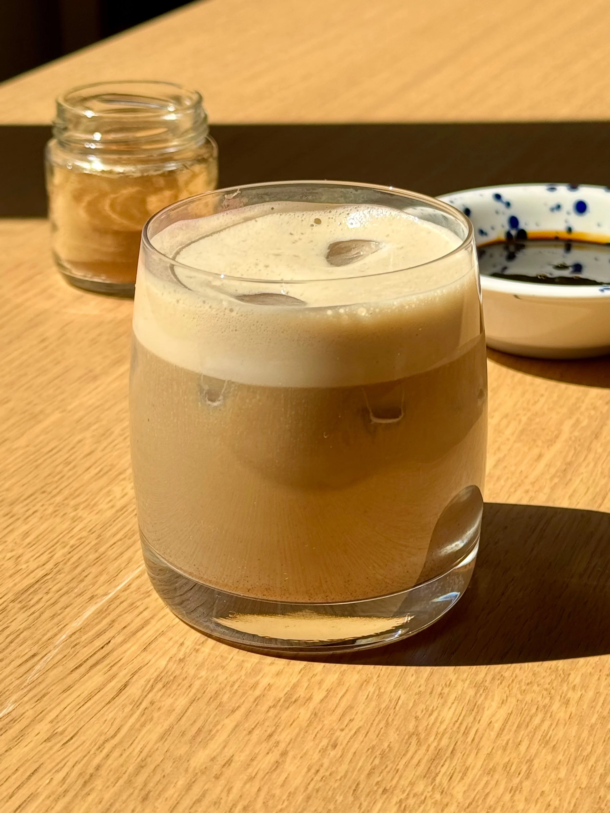 Κρύο τσάι latte με μελάσα