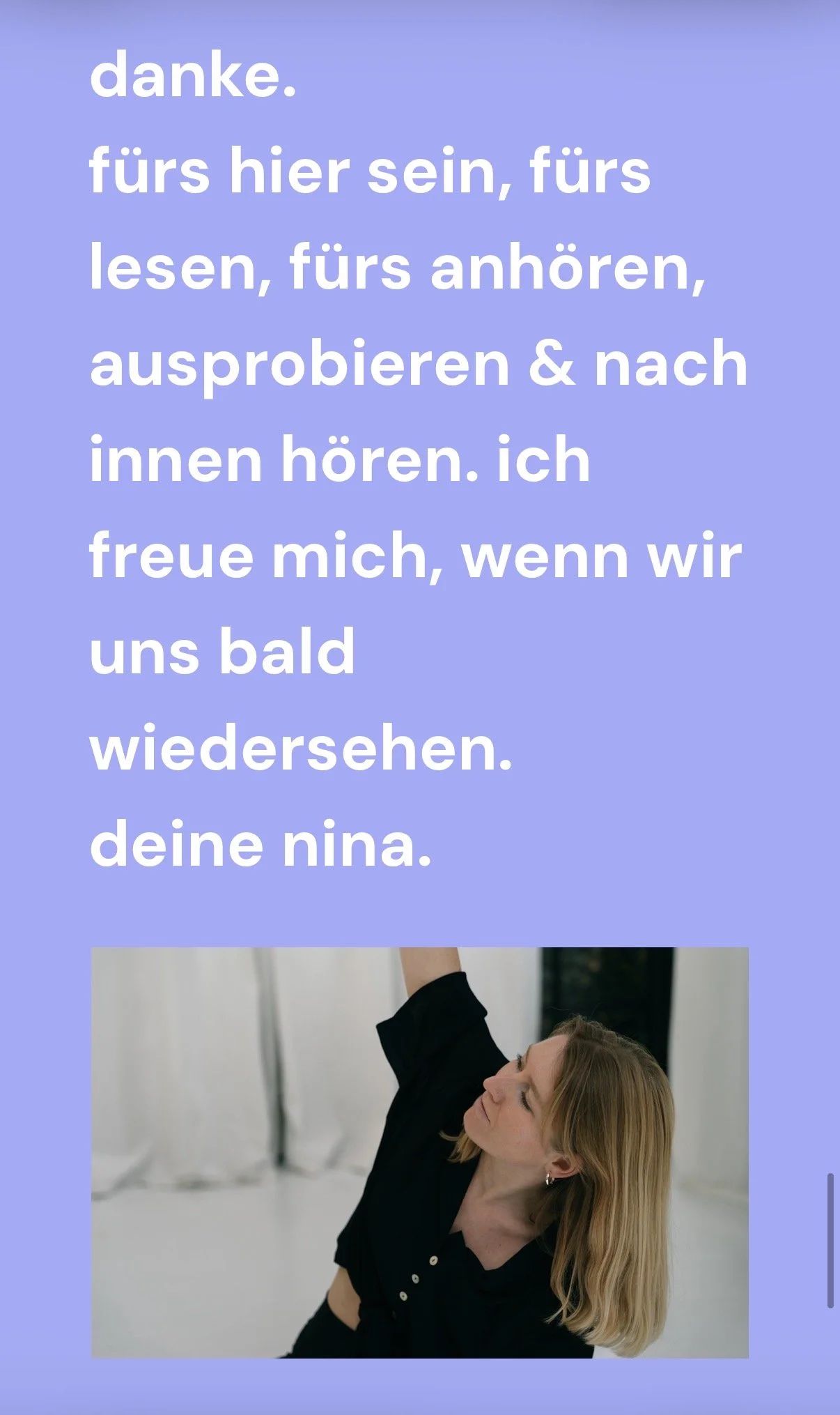 Ein junger Mensch macht Yoga-Übung in einem Raum, während der Hintergrund weiß ist. Die obere Hälfte enthält einen lavendelblauen Hintergrund mit weißen deutschen Texten, die Dankbarkeit für Aktivitäten wie Lesen, Hören und Zusammensein ausdrücken, geschrieben in großen, fetten Buchstaben.