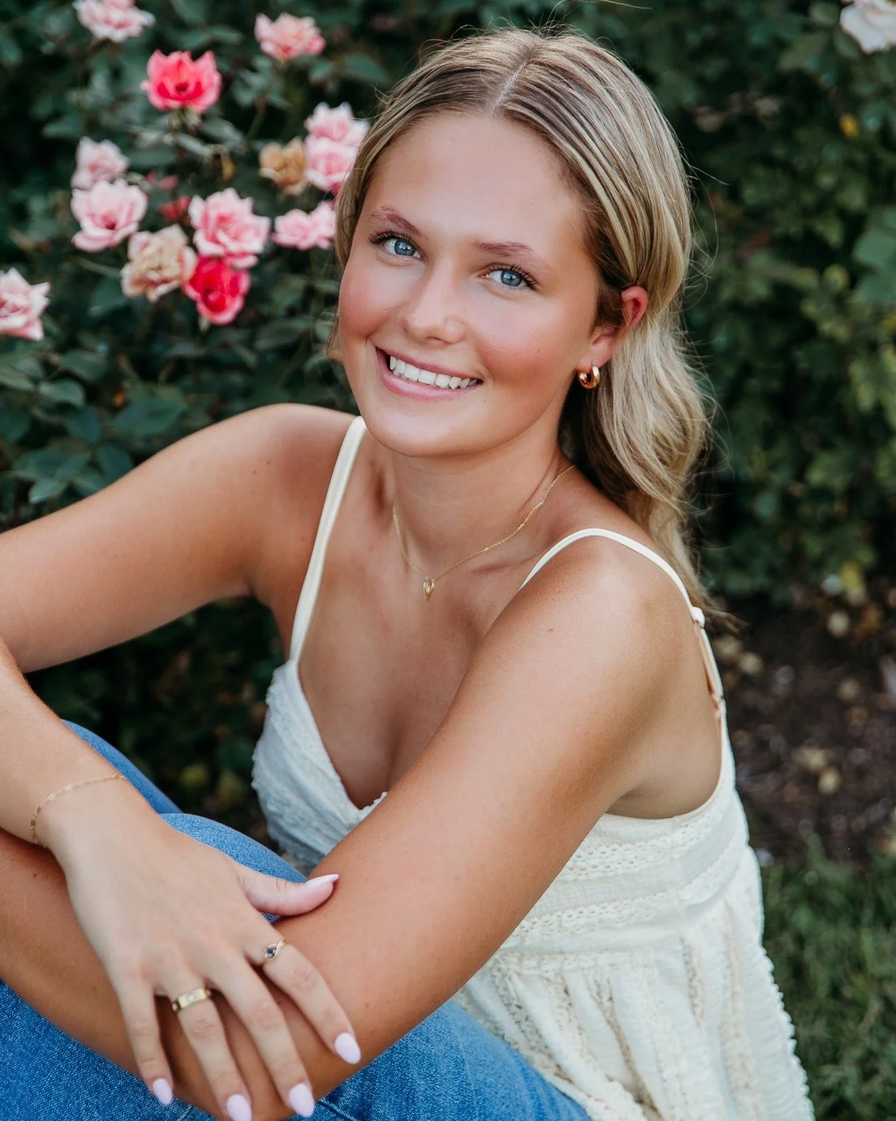 Sneak peek of Taelyn&rsquo;s senior session at Loose Park in KC! ✨ These shots are giving all the summer vibes and are just gorgeous. My fall schedule for senior sessions is filling up fast&mdash;if you or someone you know still needs them, don&rsquo