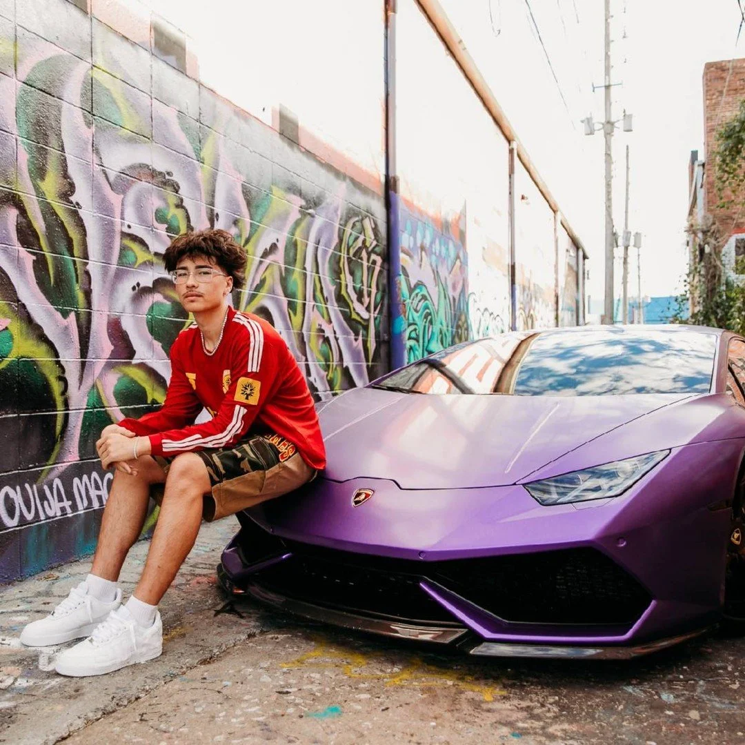 Even my son stopped mid-step and said, &ldquo;Woah, he&rsquo;s tough!&rdquo;... couldn&rsquo;t have said it better myself. 💥💪 Such a great session down at Art Alley with an awesome Senior and family we love!

#kansascityphotographer #seniorphotogra