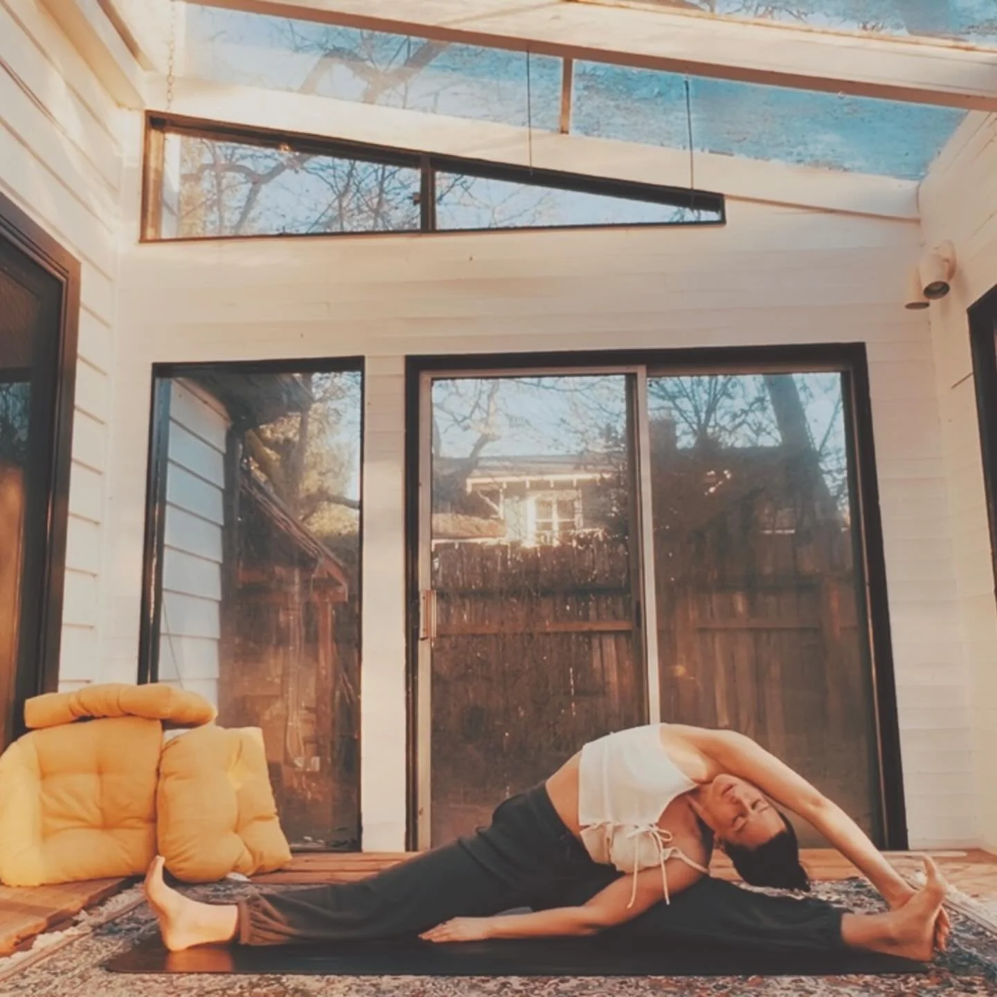 hello beautiful body &bull; you may feel slow and creaky today and that&rsquo;s okay &bull; let&rsquo;s just lay here on the floor and let the sunshine stroke our cheek 💋

➡️ I&rsquo;ve got new yoga classes on YouTube for you. Come practice with me 