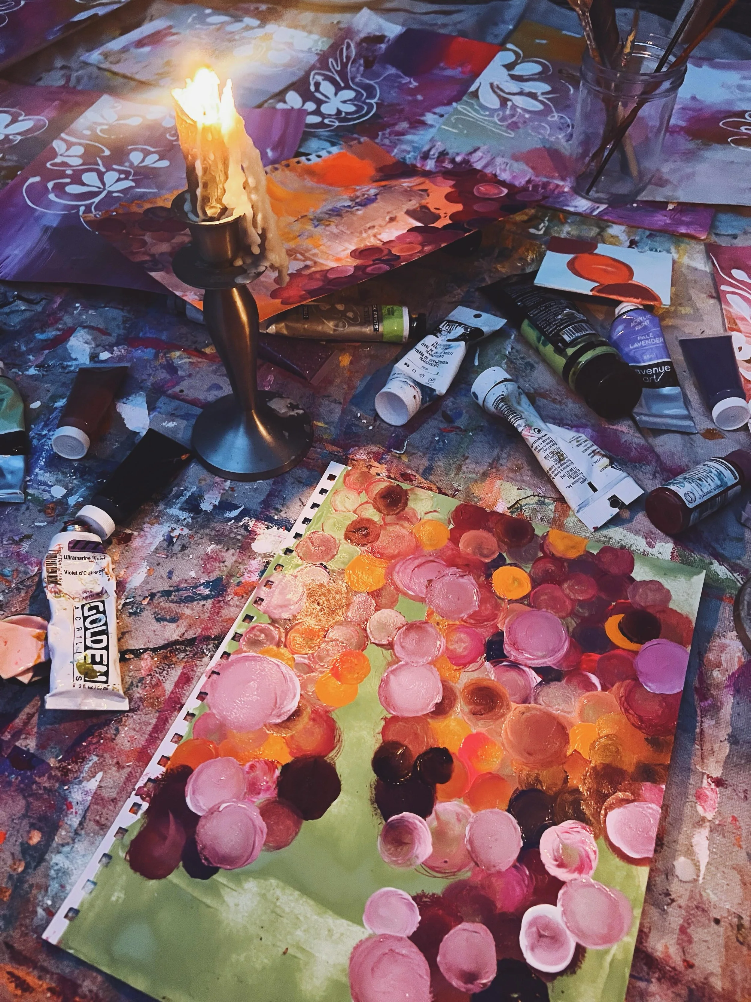 Grief is the single most unifying aspect of the human experience &mdash; circle of life &mdash; candlelight circle painting meditation ✨ while listening to @dr.estherperel 🎧 podcast 🌻✌🏼
