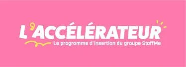 Logo rose avec texte blanc 'L'ACCÉLÉRATEUR' et sous-titre en français.