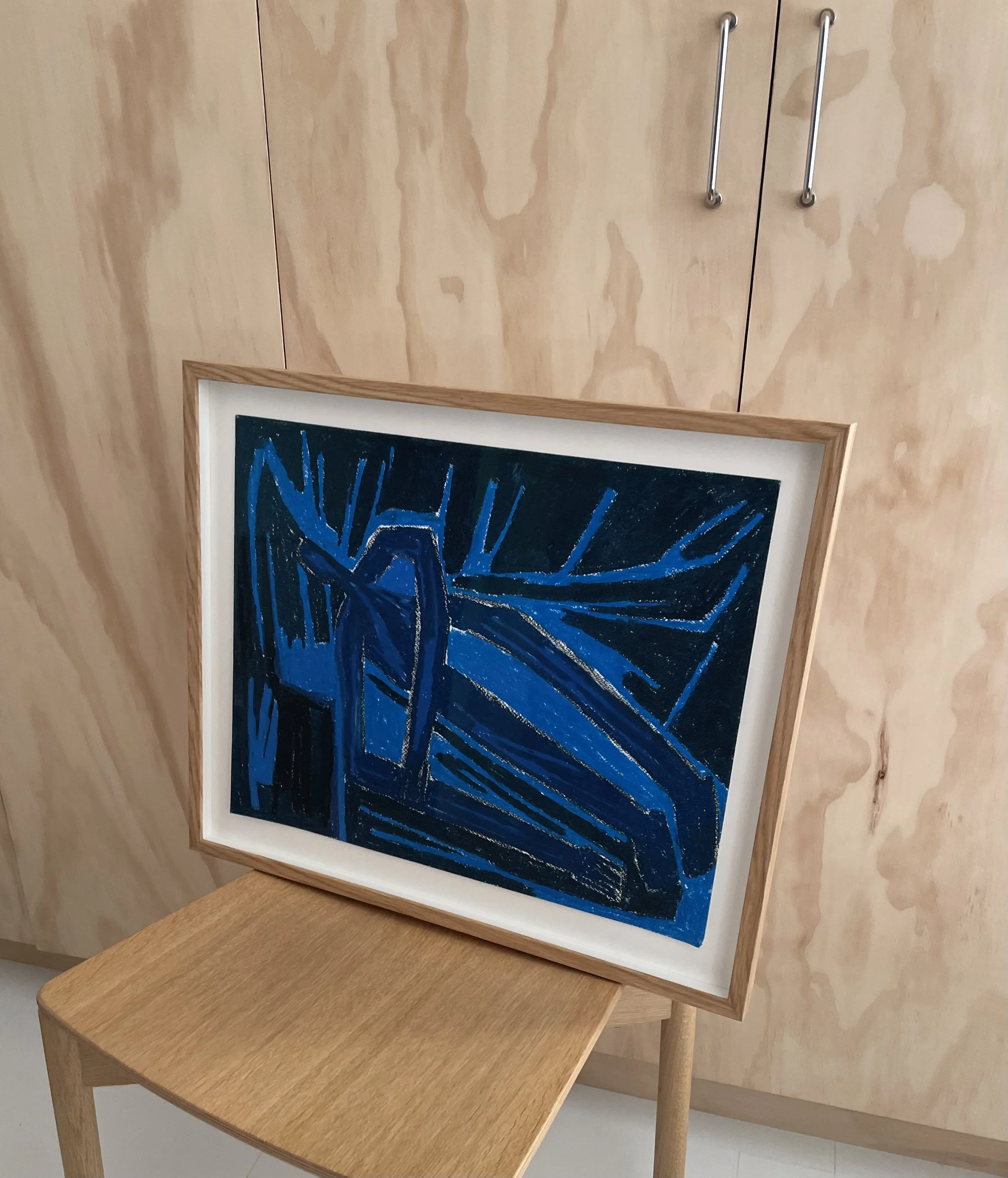 'Svævende stund'
Oliepastel på papir i ramme af olieret egetræ.
58,5 x 49,5 cm
4800 DKK
