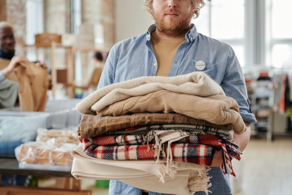 A volunteer holding blankets