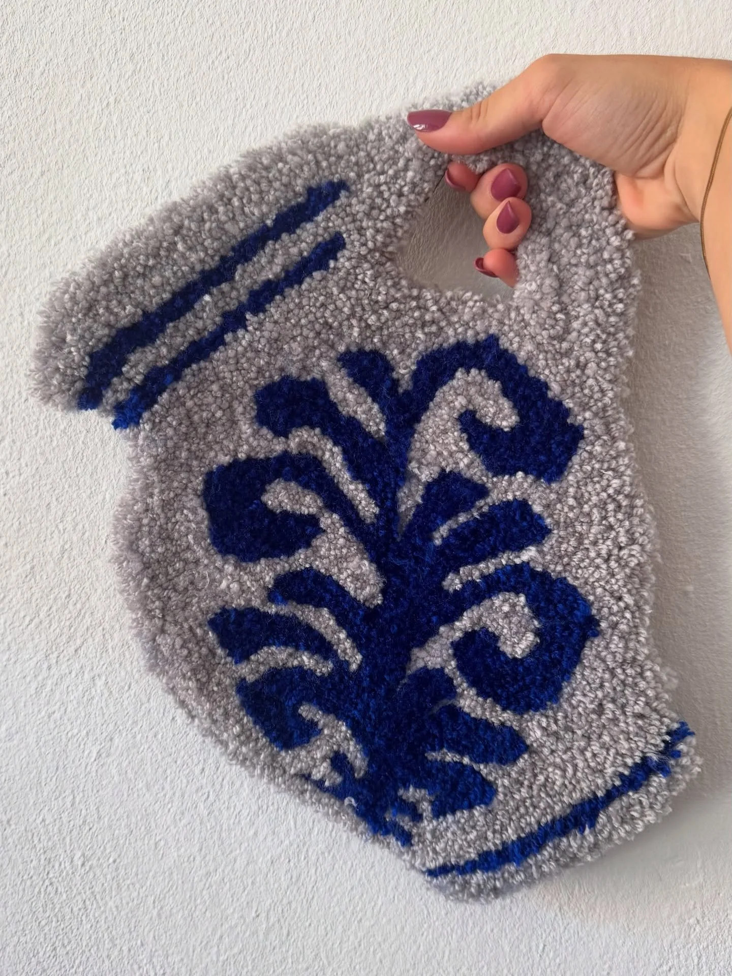 Ei Gude, wie? 😍 Unser neuestes Tufting-Projekt bringt ein echtes St&uuml;ck Hessen in die Stube: der Bembel-Teppich! 💙

Normalerweise wird er aus grau-blauer Keramik hergestellt &ndash; dieses Mal haben wir ihn aus flauschiger Wolle gefertigt. 🧶

