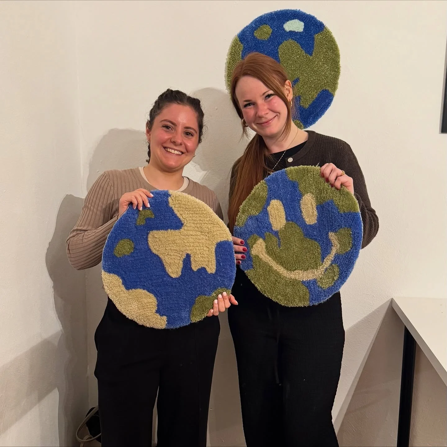 Erinnert ihr euch noch an das Thriftpark Festival im Juni? 🩷Dort haben wir ein Gewinnspiel veranstaltet &ndash; zu gewinnen gab es zwei Pl&auml;tze in unserem Mini Tufting Workshop, bei dem ihr euren eigenen Erde-Teppich gestalten konntet. 🌎

Geste