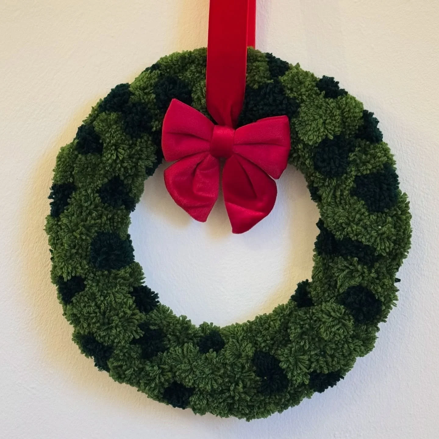 Der Kranz hat bisher nur einen kleinen Auftritt in unserer Story bekommen. Aber nach all den Nerven, Zeitstunden und &uuml;ber 130 selbstgemachten Woll-Bommeln hat er definitiv einen festen Platz in unserem Feed verdient. 😅🎄

Wir haben dieses Proje