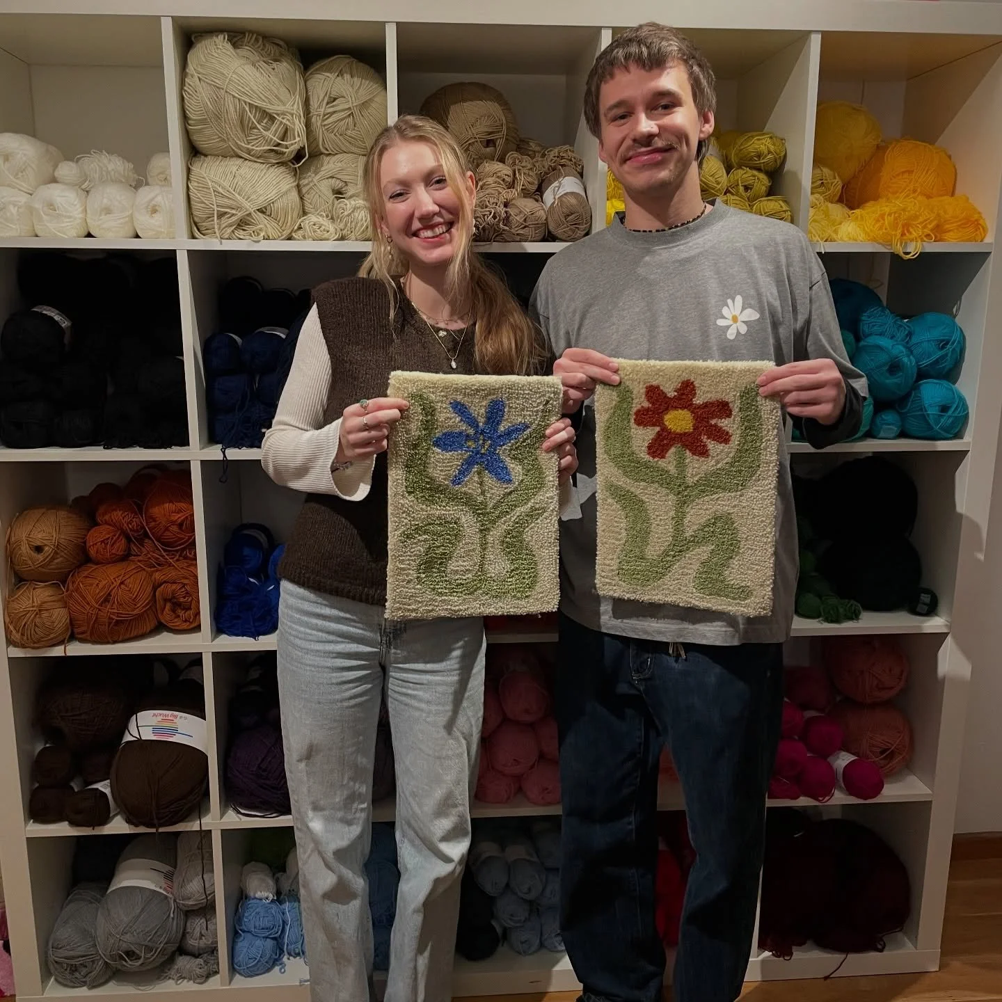 Diese Werke sind unter anderem im letzten Mini Tufting Workshop entstanden ✨

Es ist jedes Mal sch&ouml;n zu sehen, wie unterschiedlich die Ergebnisse werden, obwohl alle mit den gleichen Materialien starten. 

Danke an diese tolle Gruppe f&uuml;r de