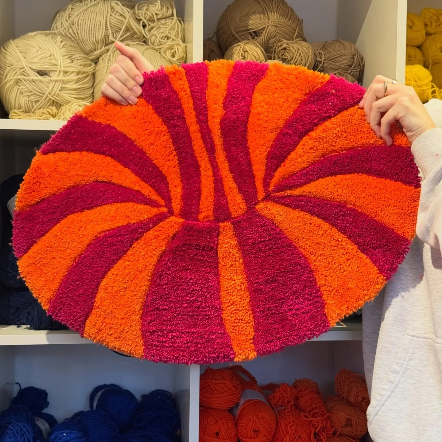 Eigentlich sollte es ein Rosa werden. Am Ende ist es dieses kr&auml;ftige Pink geworden und wir sind sehr froh dar&uuml;ber. 😍 

Im Workshop passiert das h&auml;ufig: Man startet mit einer Idee, steht vor dem Wollregal und merkt pl&ouml;tzlich, dass