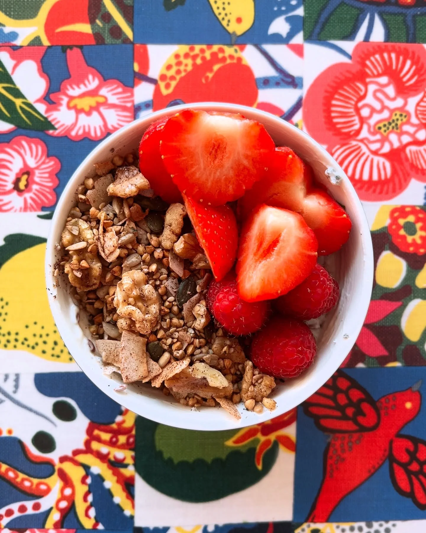 Min b&auml;sta sommar frulle just nu - chia yoghurt bowl med f&auml;rska b&auml;r och egen m&uuml;sli! 😍

F&auml;rska b&auml;r fr&aring;n trakten &auml;r det b&auml;sta, allts&aring; d&aring; menar jag verkligen det B&Auml;STA, med svensk sommar! 🌞