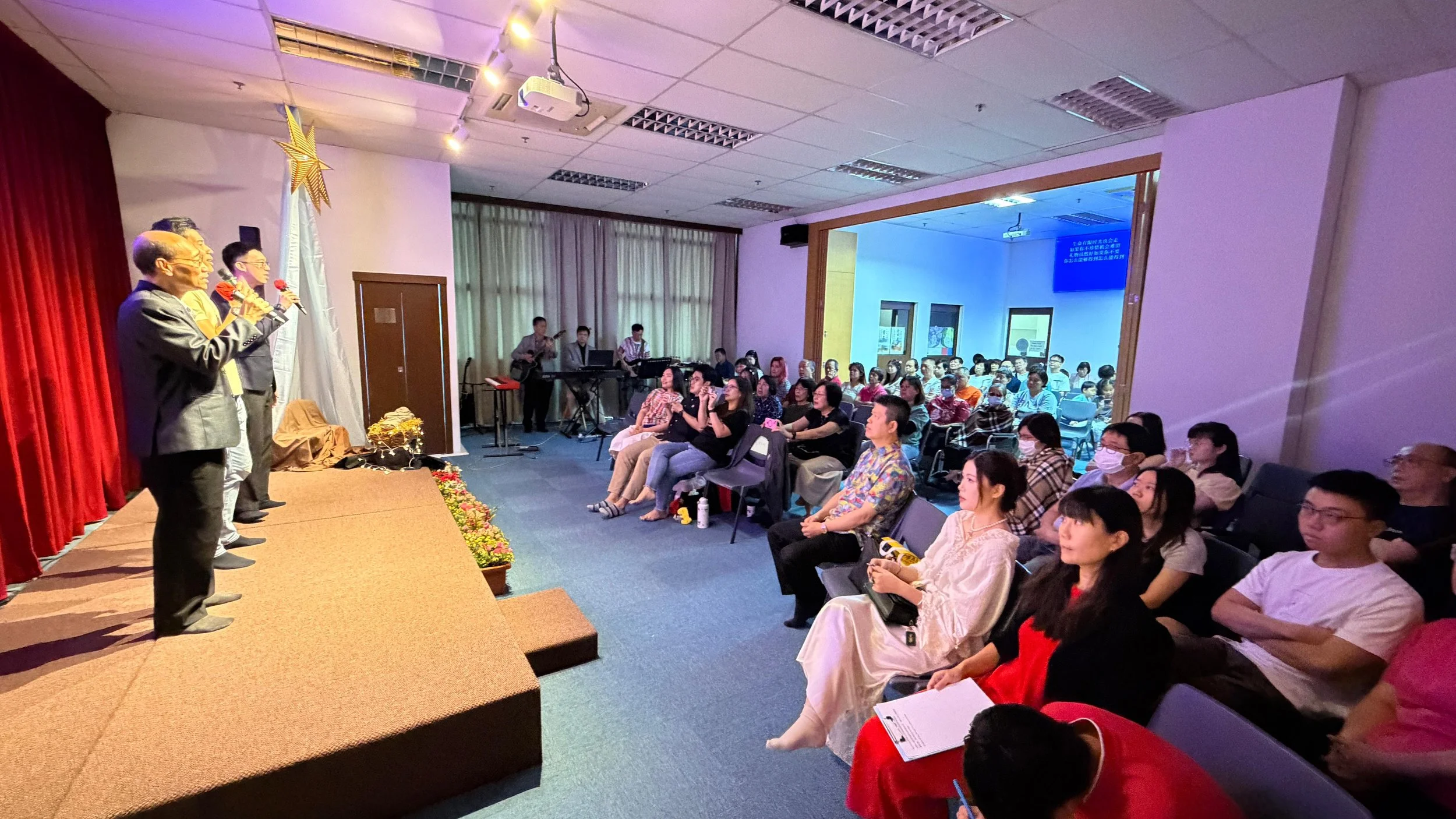 四人组献唱 2.jpg