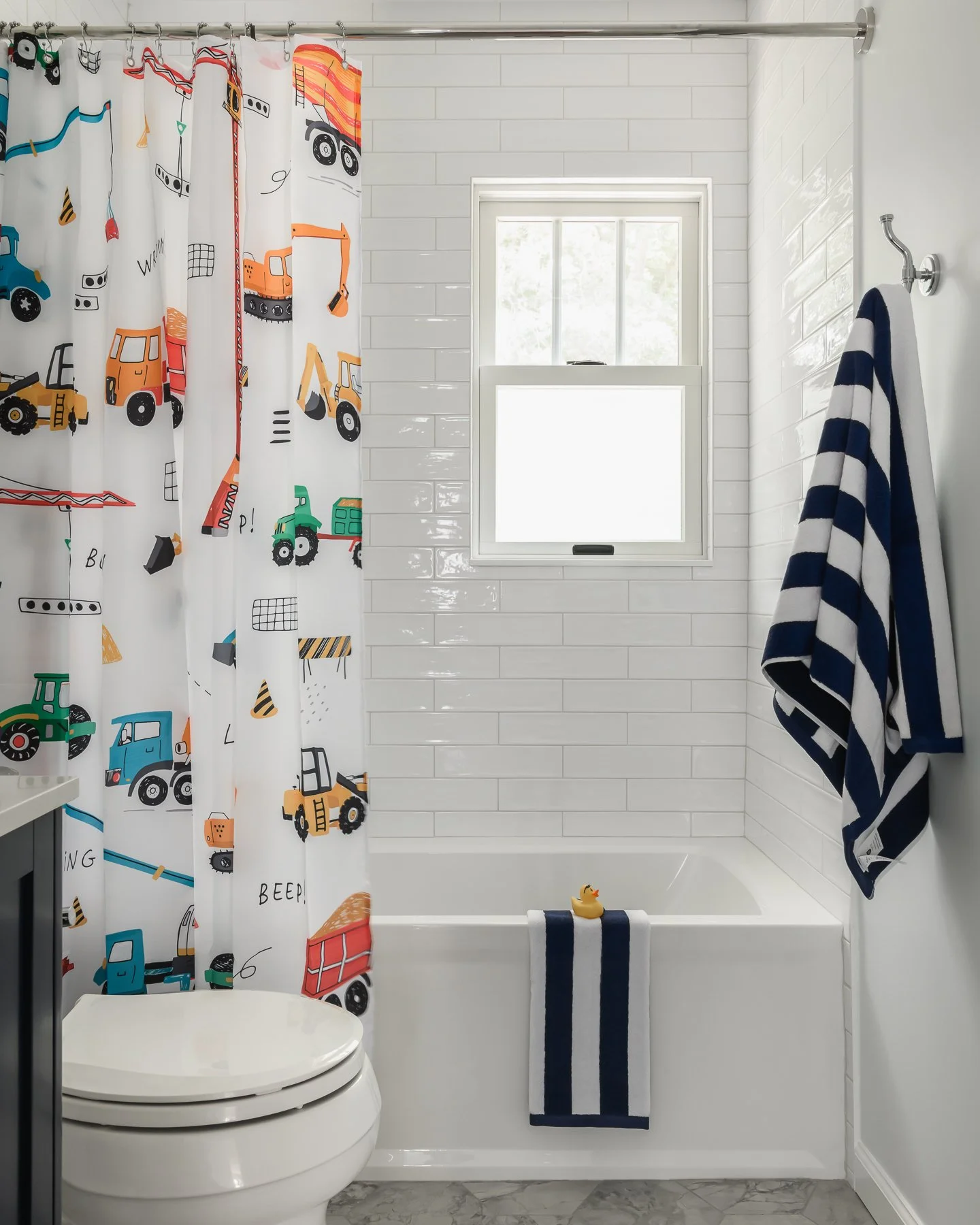 Tomorrow it&rsquo;s back to school 📚✏️&mdash;and back to busy mornings in this fun kids&rsquo; bath. From brushing teeth to quick showers, every detail here was designed to make routines smoother (and maybe even a little more exciting 🚜). A bathroo
