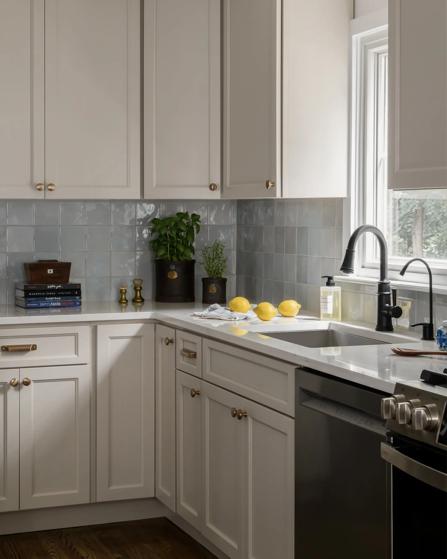 There&rsquo;s nothing like morning light streaming into a freshly designed kitchen ☀️. Bright, calm, and ready for the day ahead.

Credits:
Design: Kerry Seely Design
Photography: Meghan Balcom Photography