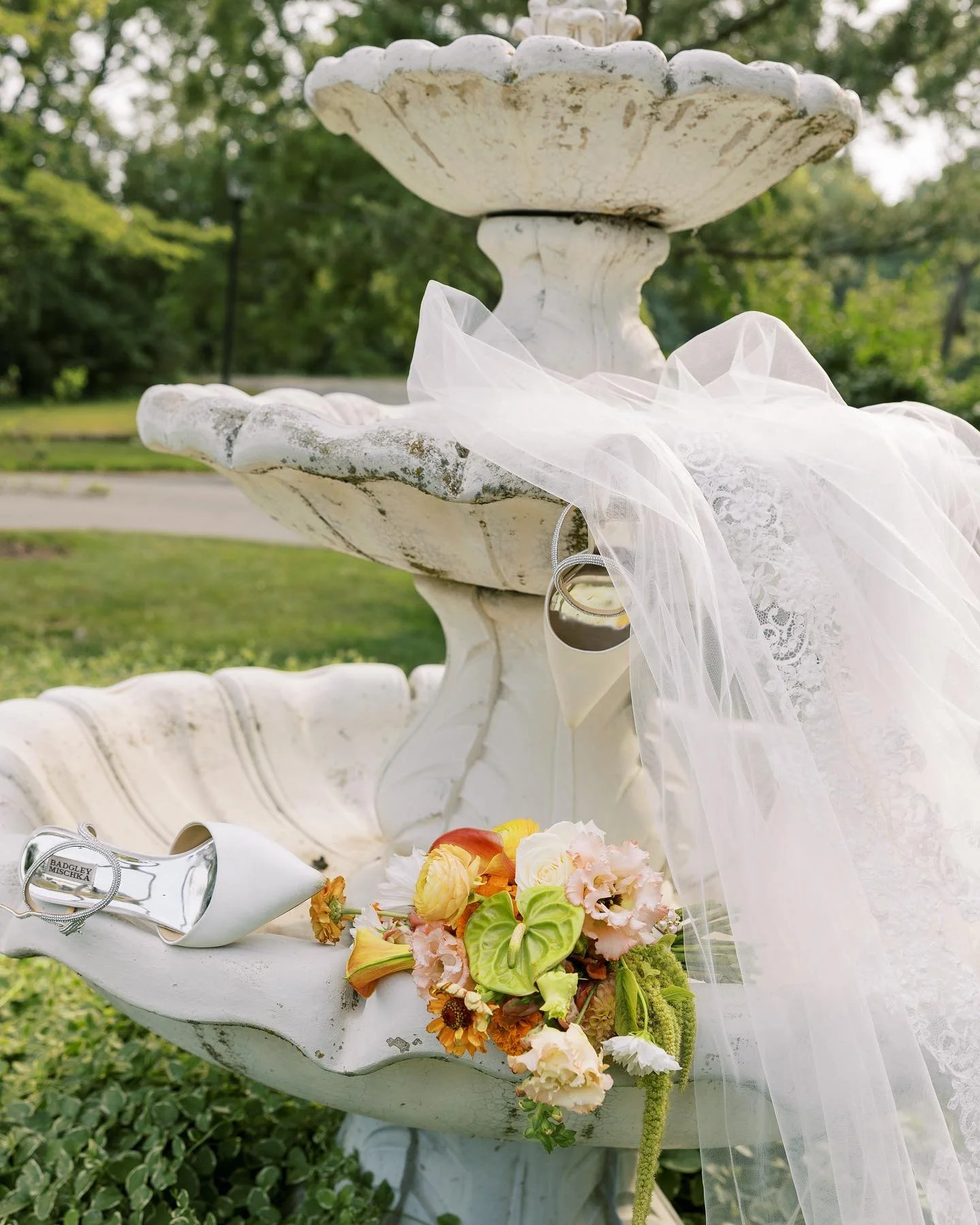 Stills from Lexie &amp; Brian&rsquo;s perfect July wedding! I know the word perfect is overused, but it genuinely was, and let me tell you why.

🦢 The design was completely inspired and stunning down to the smallest details.

🍊 The flow of the day 