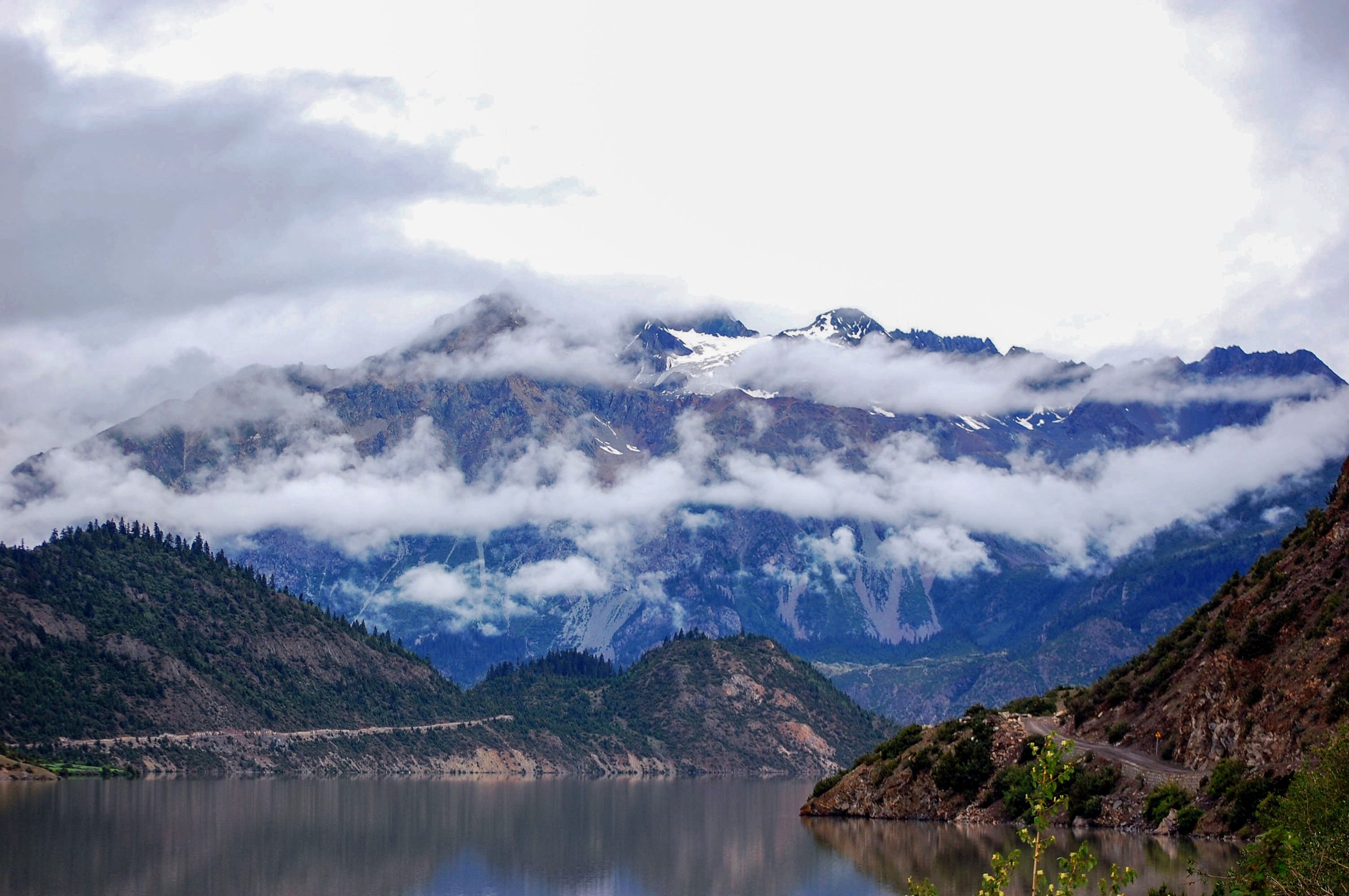 What Holds When Organizations Operate Under Pressure