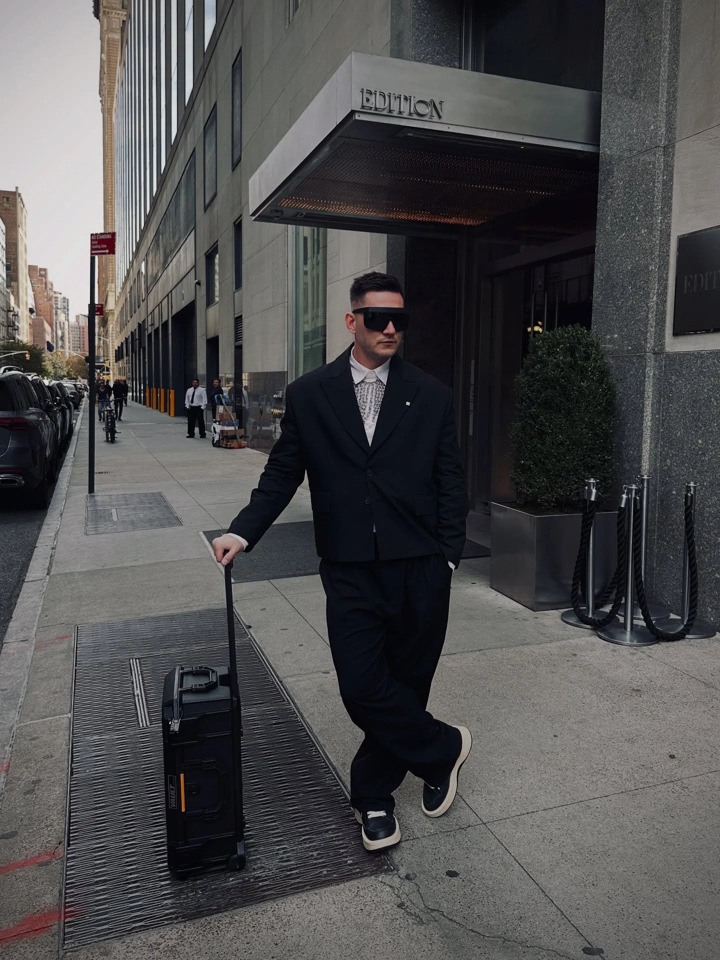 Woke up early feelin&rsquo; swag
Took a pic beside the bag