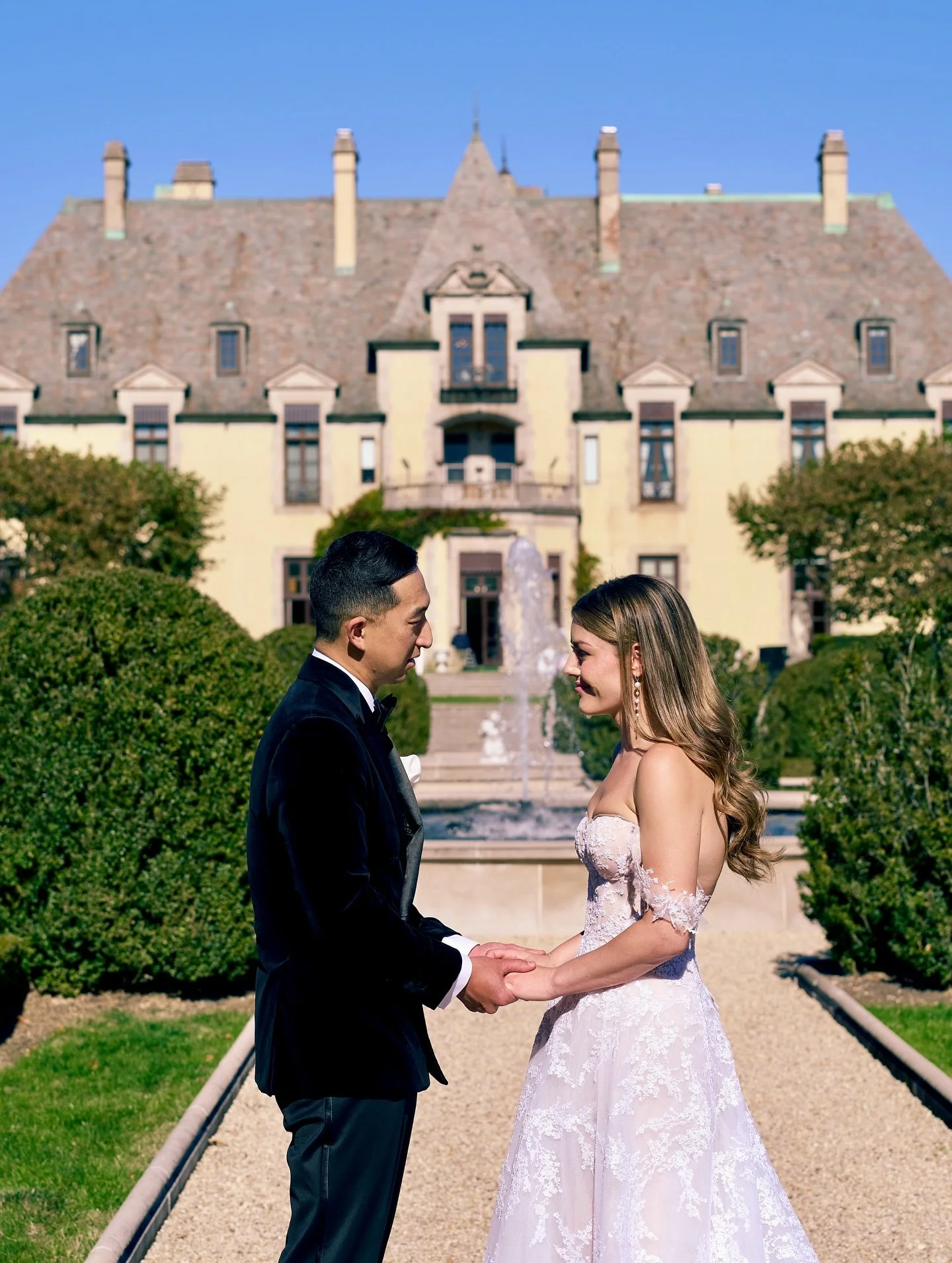 Oheka Castle isn&rsquo;t just a backdrop &mdash; it&rsquo;s an entire cinematic masterpiece.
Every hall, every ray of light, every glance turns into a frame meant to last forever.
We don&rsquo;t shoot &ldquo;how it was&rdquo; &mdash; we shoot how it 