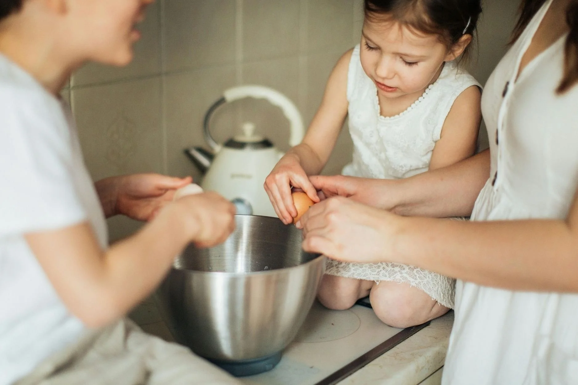 People-Pleasing vs Healthy Helping: What's the Difference?