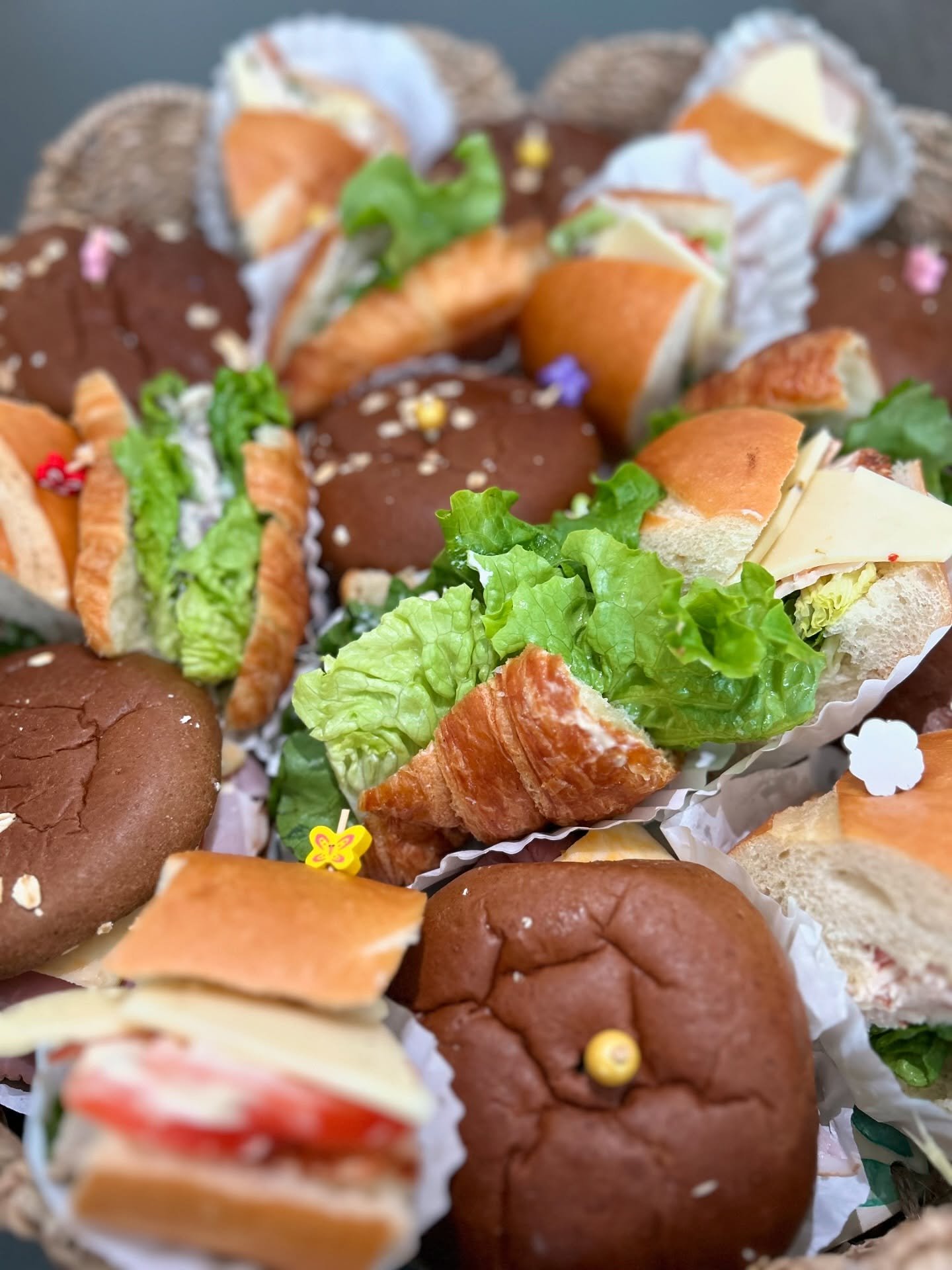This week we had the opportunity to serve our delicious sandwiches to a Church! Take a closer look at our sandwiches: ham, turkey, and chicken salad. 😋
&bull;
Menu is available in our bio.
&bull;
Serving to Vancouver, WA and surrounding Oregon citie
