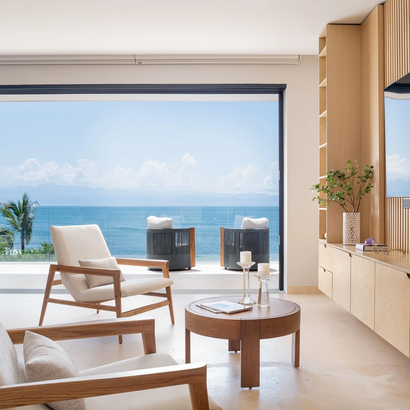 Choose your hangout spot 🥂☀️