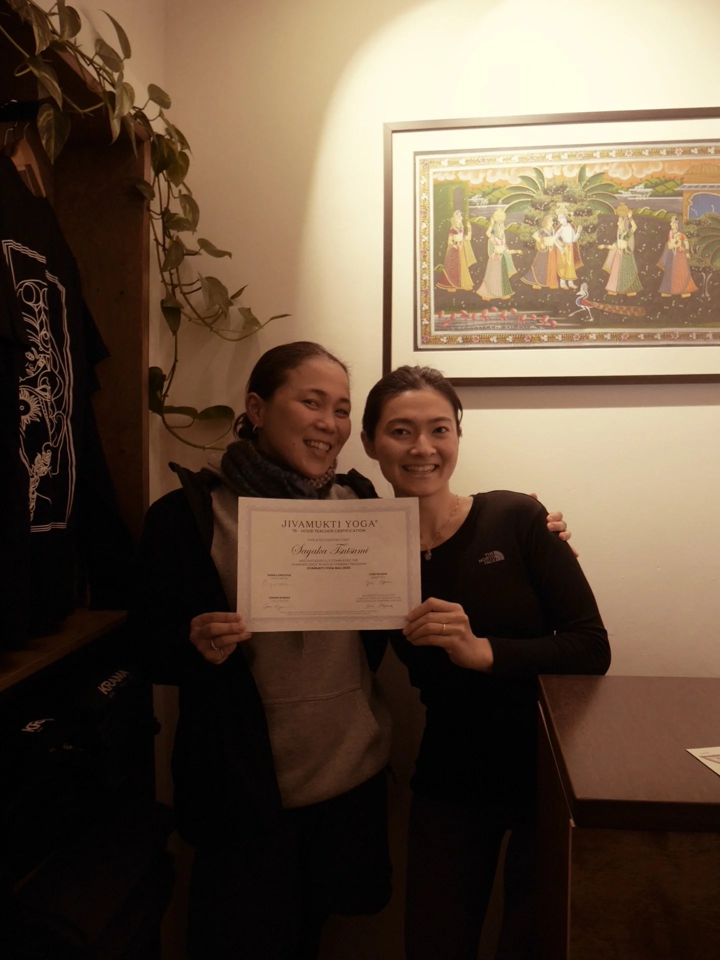 .
.
先日、Jivamukti Yoga Spiritual Warrior の試験に合格し、正式に指導者として修了証にサインを頂きました。けれど、合格したからといって私自身が特別な存在になったわけではなく、依然として &ldquo;何者でもない&rdquo; 自分がここにいます。

そして、やっとインドでヨガの学びを更に深める流れが自分の中にやってきたような感覚が生まれています。インドは「呼ばれる国」と聞くけれど、やっとその声を感じ取ることができた事になんとも言えない気持ちです。来年がとても