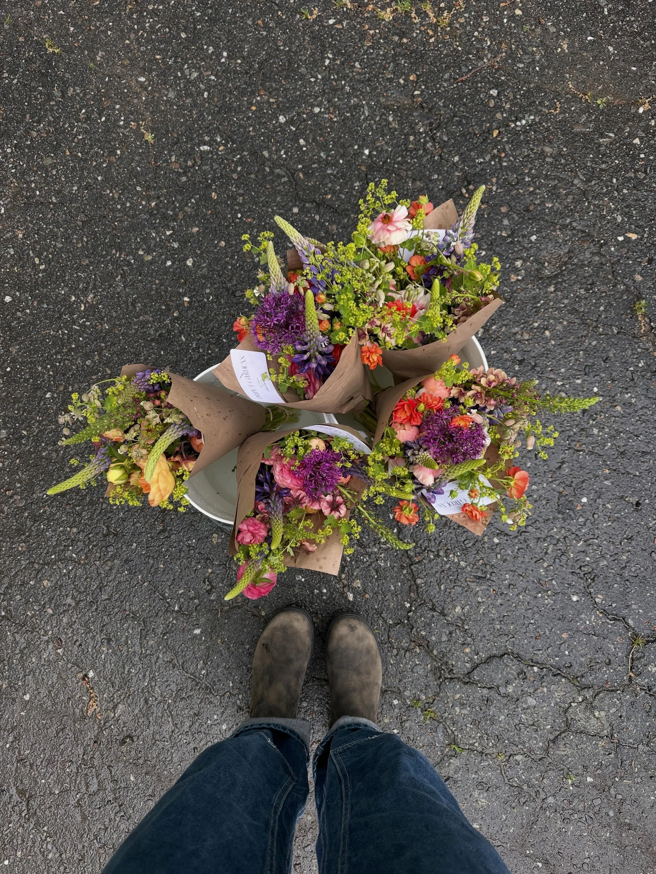 Over at Fresh Off The Farm this morning! You can&rsquo;t see, but there&rsquo;s some tightly close ranunculus too. 🤣