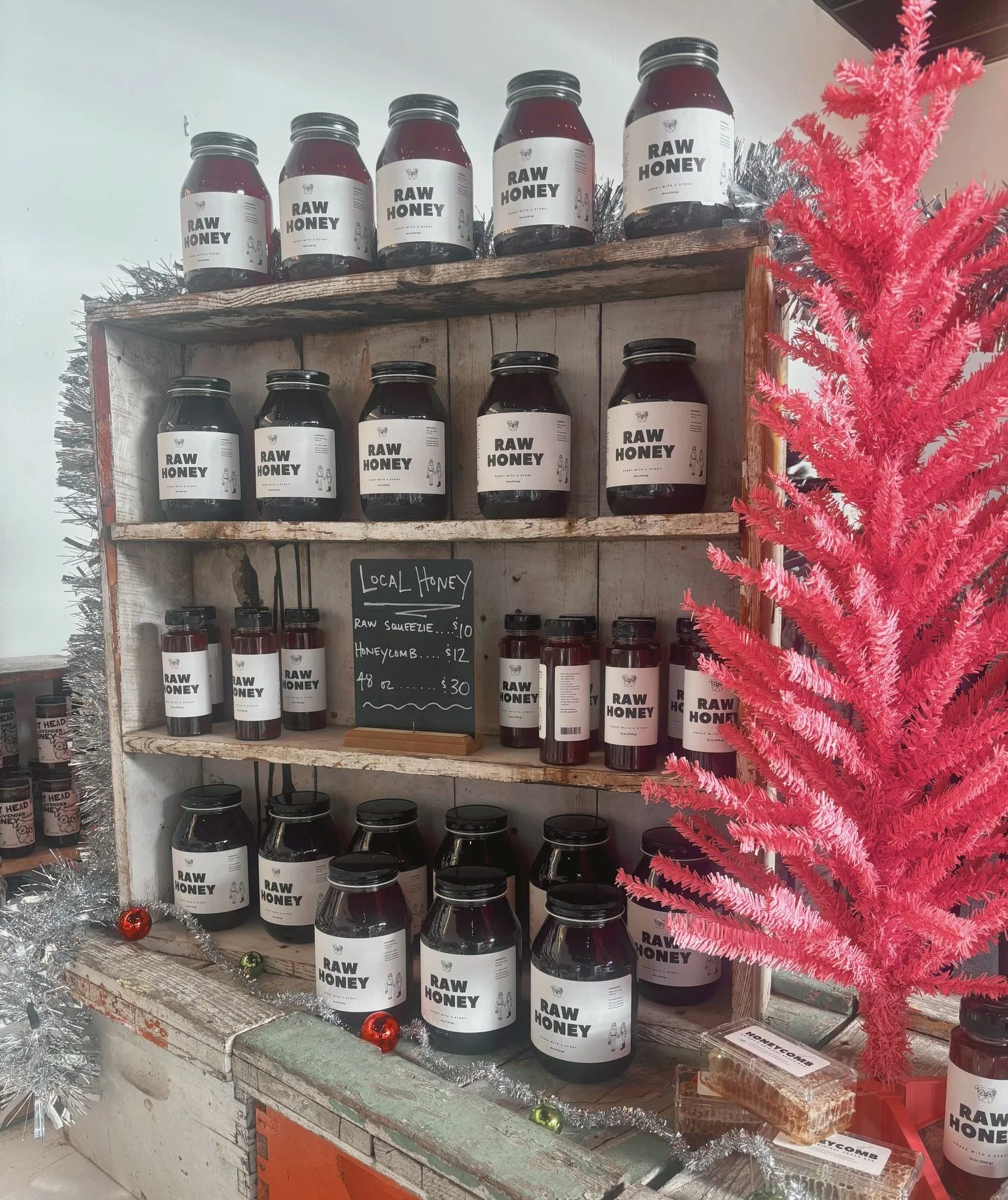 Coming up this weekend &mdash;> this is a GOOOOD schedule. Always the hustle and bustle, but this is worth the stop because we have GIFT WRAPPING SUNDAY! 

Besides our normal 13 small shops, we&rsquo;ve added @theonlyfacialomaha all weekend, @perm