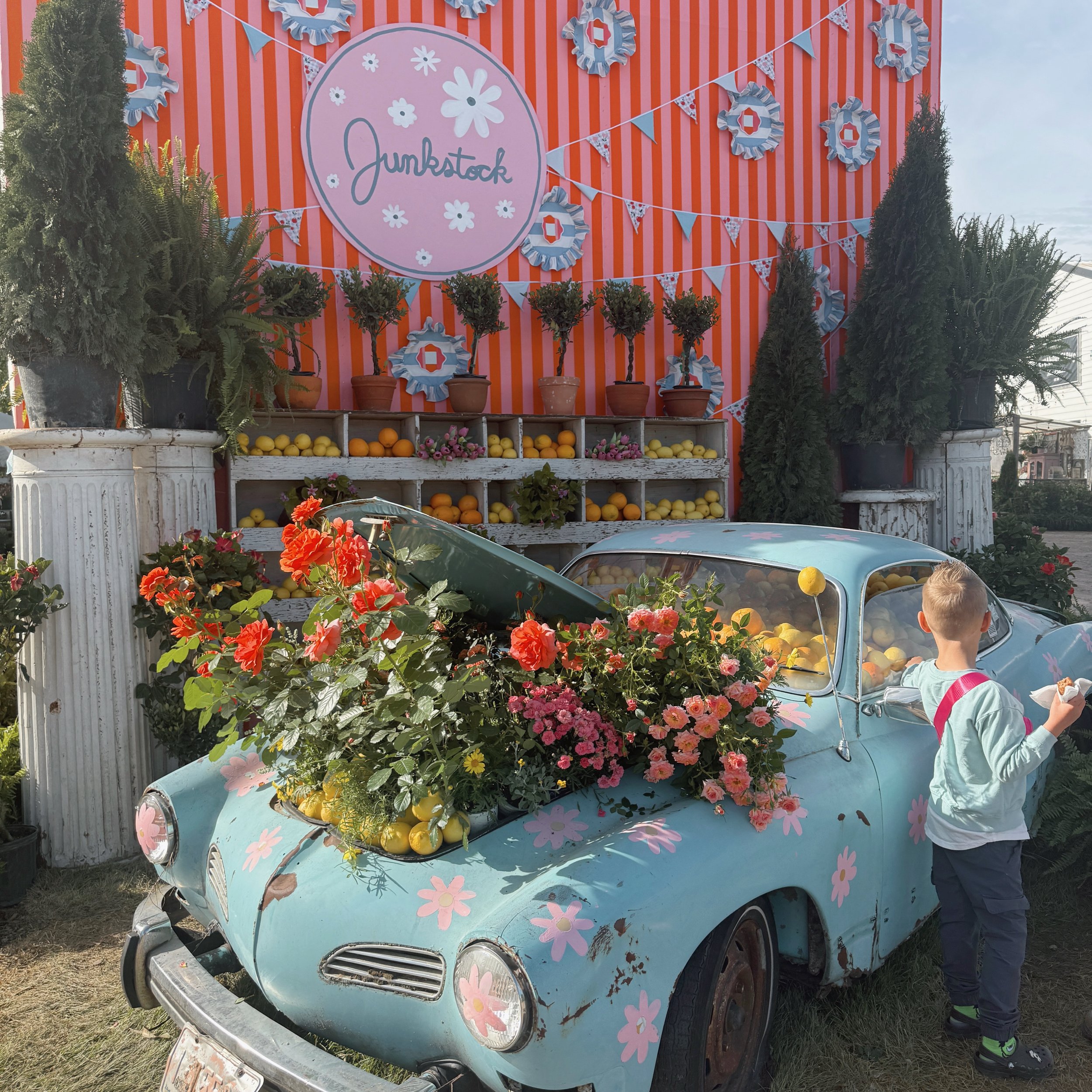 As a part time event planner, idk how @junkstock does this every time. ☮️❤️ I love the tradition of @alocalcollective member meetup supporting small businesses! It also feels good not having to work it am just enjoy hehe. Who needs a haul lol