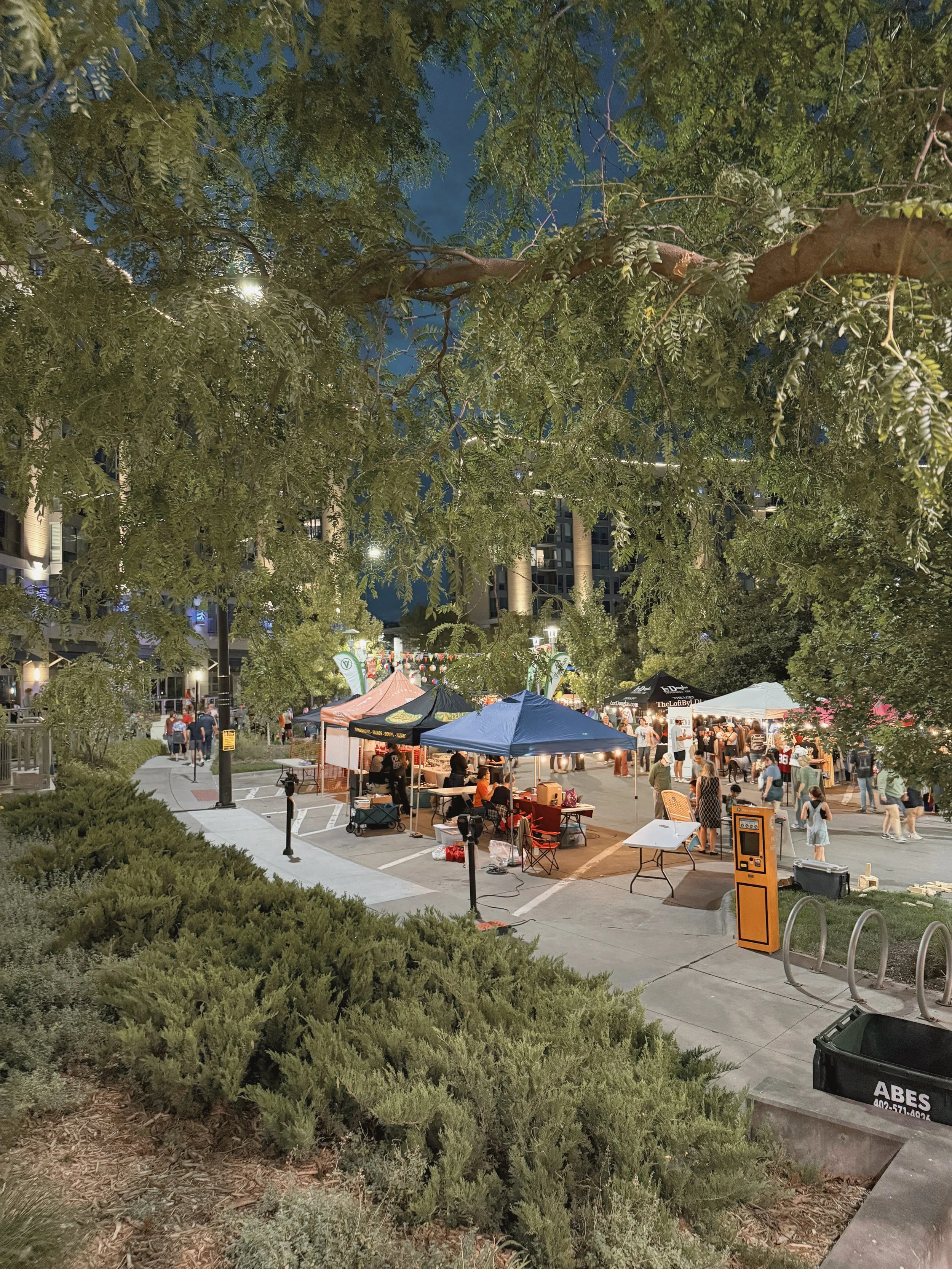 June 26 &mdash;> the next 🌙Night Market🌙 in our series with @midtowncrossing 📍Omaha ⏰6-10pm

🎸LIVE MUSIC
 @bluesed_omaha from 6-8pm &amp; @drumosp from 8-10pm

💡LED PERFORMERS
 from 7-9pm by @omahacircusarts 

⭐️As seen on SUMMER EVENTS TO LO