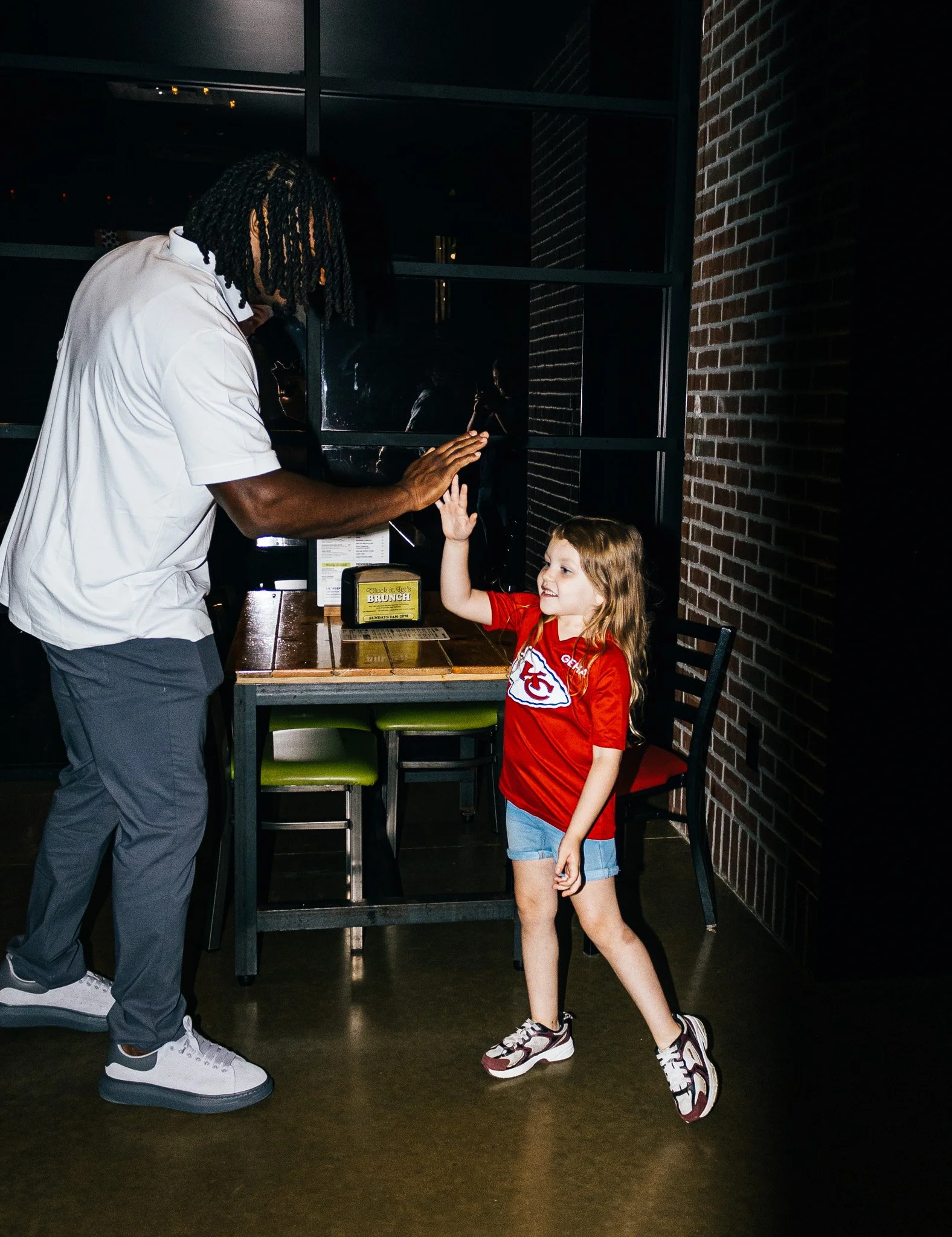 R Mason Thomas high five-ing a fan during Kansas City Huddle Live taping