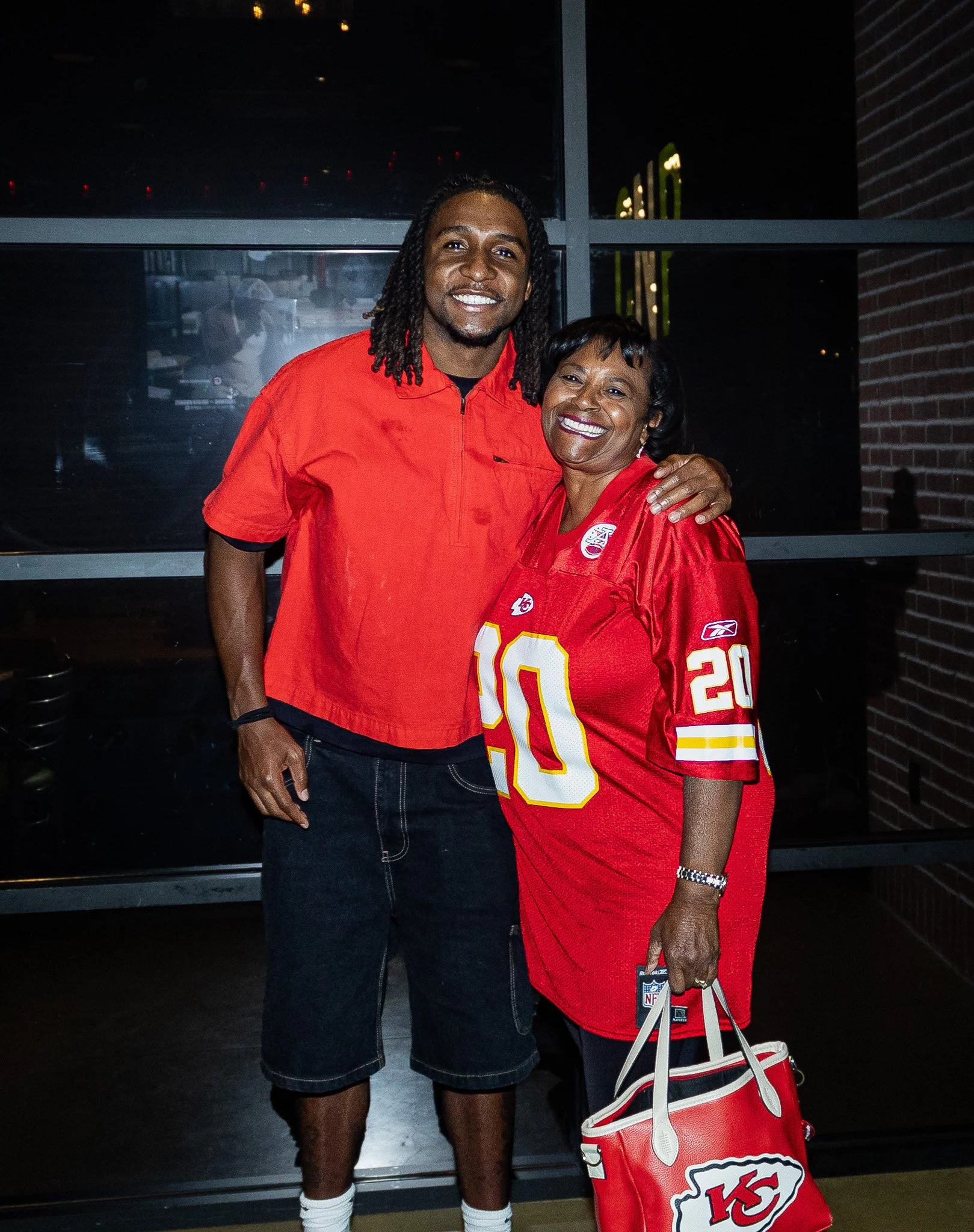 Nohl Williams poses with a fan after Kansas City Huddle live show
