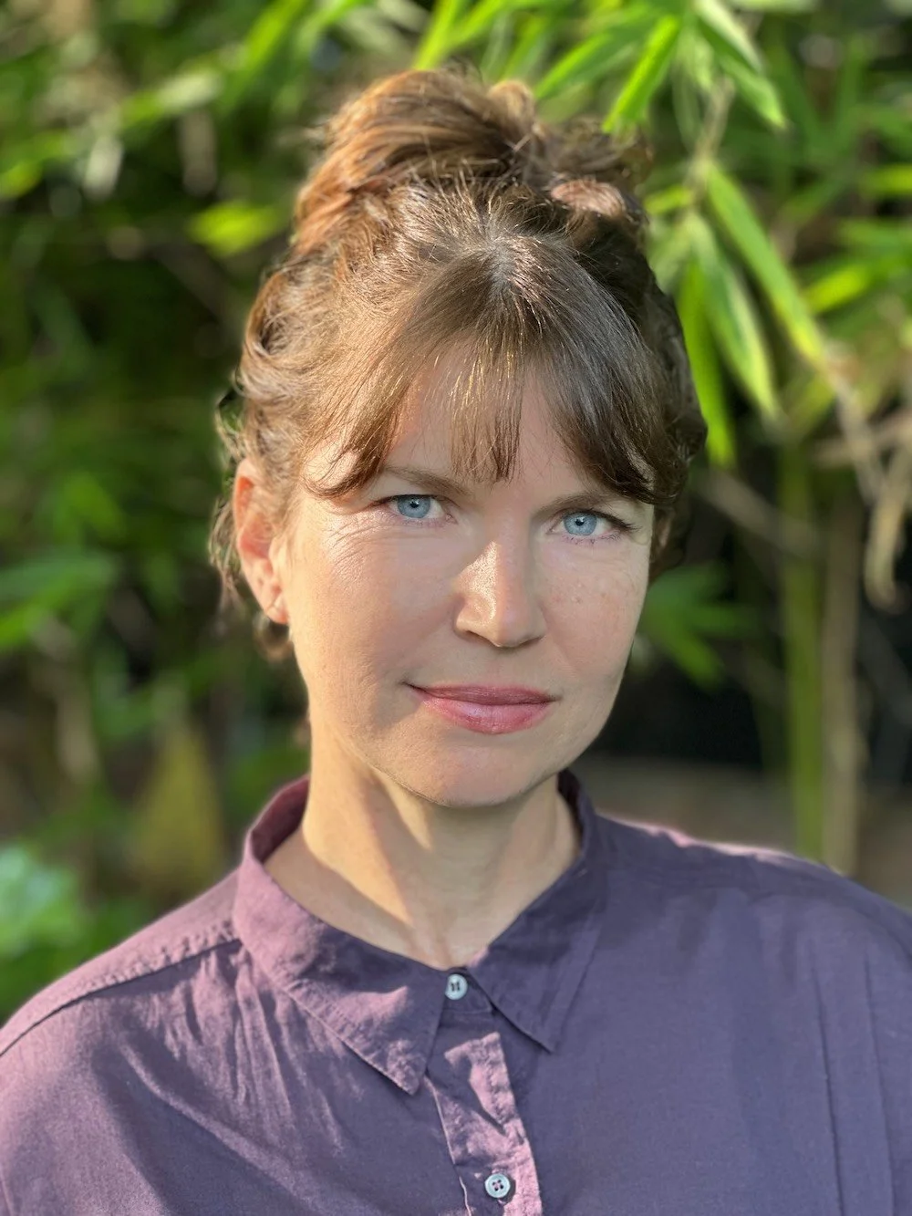 Portrait of Alexandra Gaty, LCSW, anxiety and couples therapist in South Pasadena, with green plants in the background.