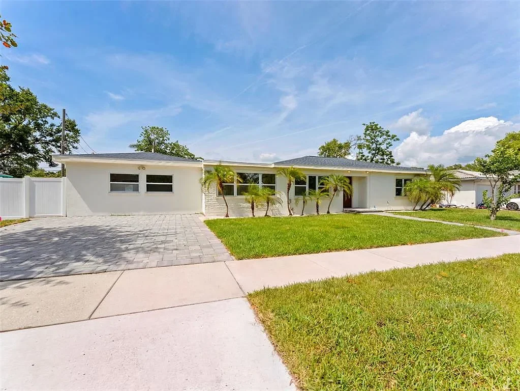 1242 Bermuda St, Clearwater, FL 33755 | 3 bed | 3 bath | 2,022 SqFt.
$548,000
