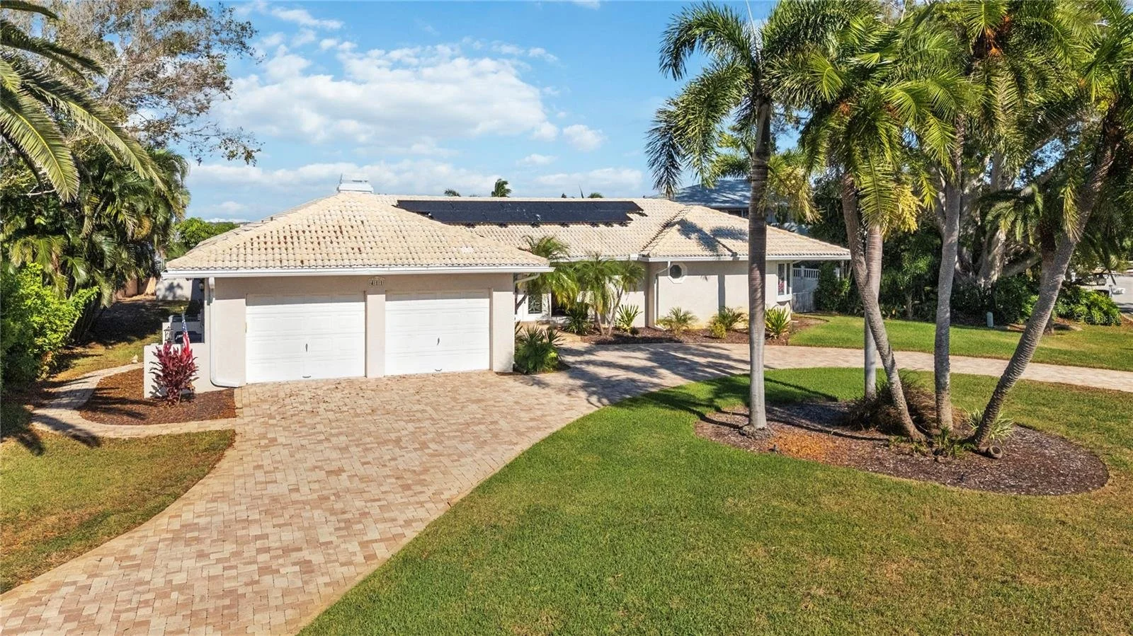 411 Belle Isle Ave Belleair Beach, FL 33786 
5 bed | 5 bath | 3,239 SqFt. 

$1,850,000