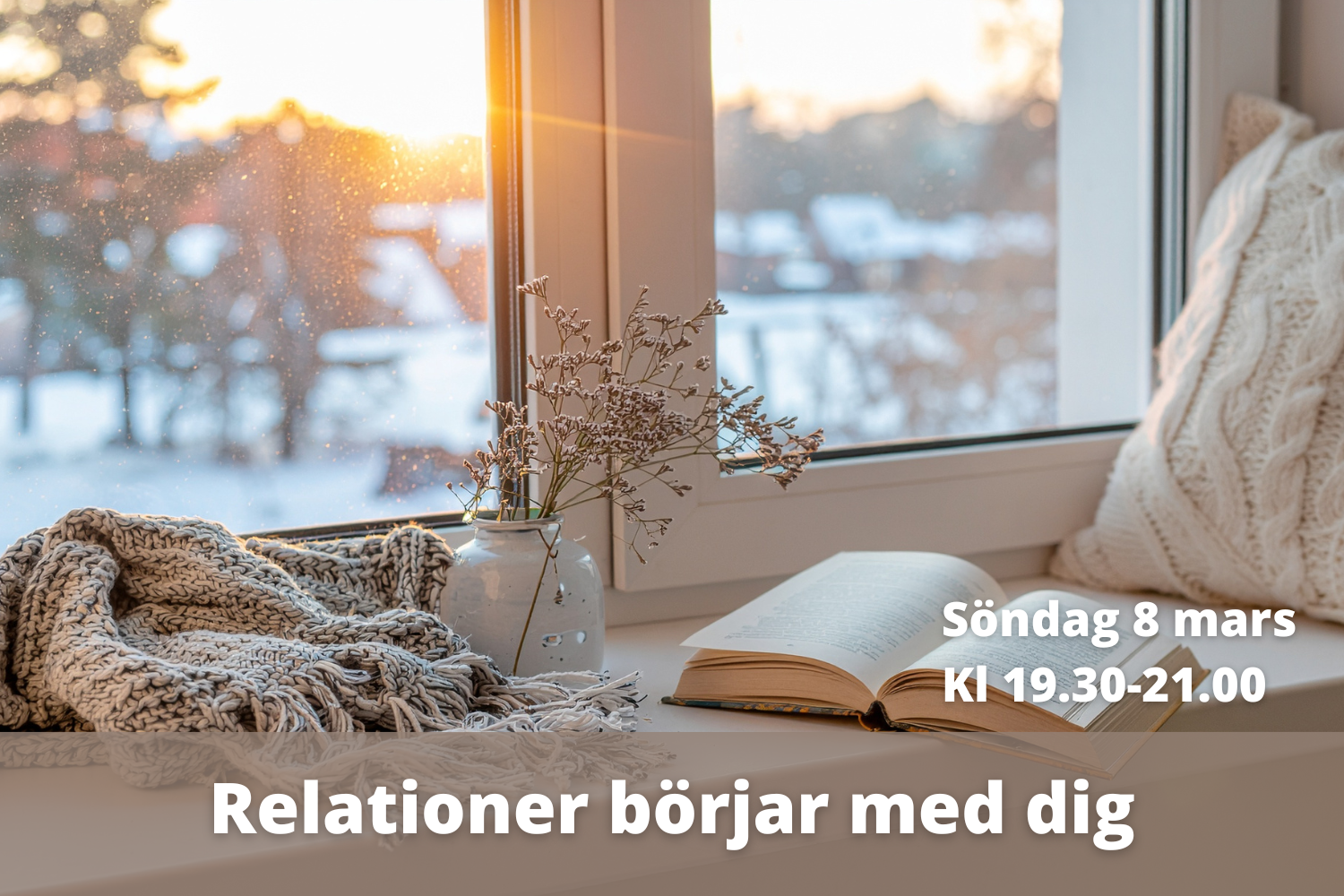 Sovrumfönster med snö ute, ett öppet bok på fönsterbänken, en väska och en filt, samt text som annonsera en seminarie om relationer, hålls söndag 8 mars kl 19.30-21.00.