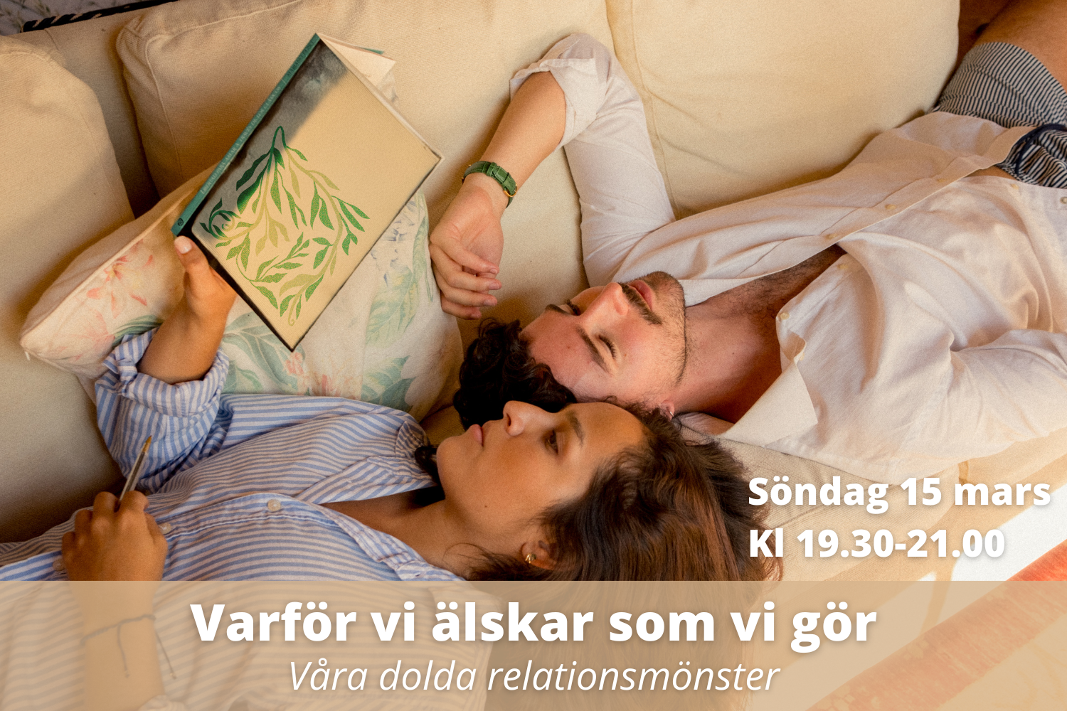 En ung man och en ung kvinna ligger tillsammans på en soffa, tittar på en bok eller målning. De håller varandra i handen och verkar fånga ett lugnt och intimt ögonblick.