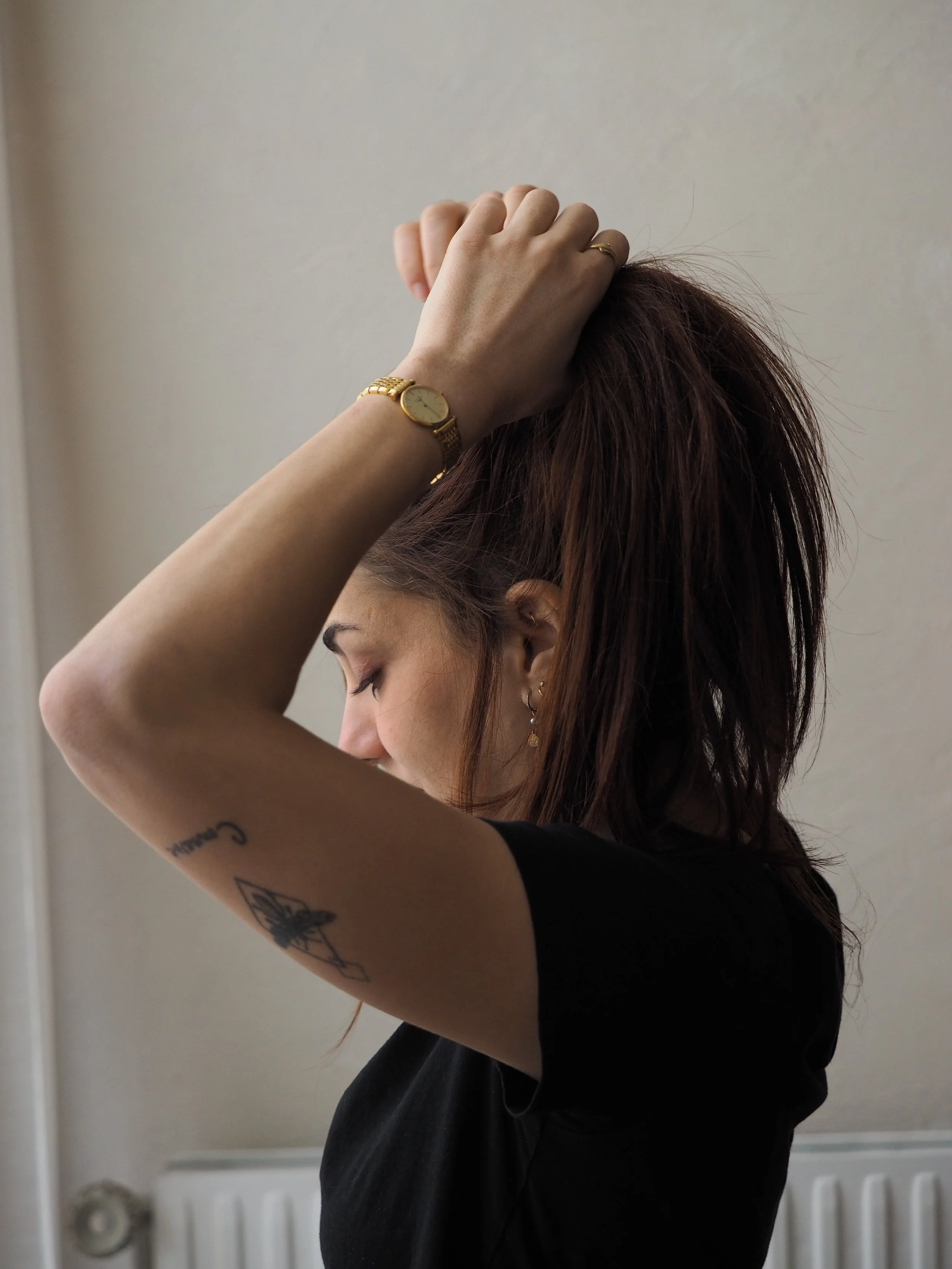 une femme donne cours dans un studio de yoga à lille