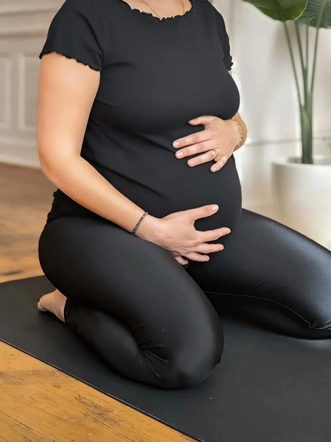 femme enceinte qui pratique le yoga