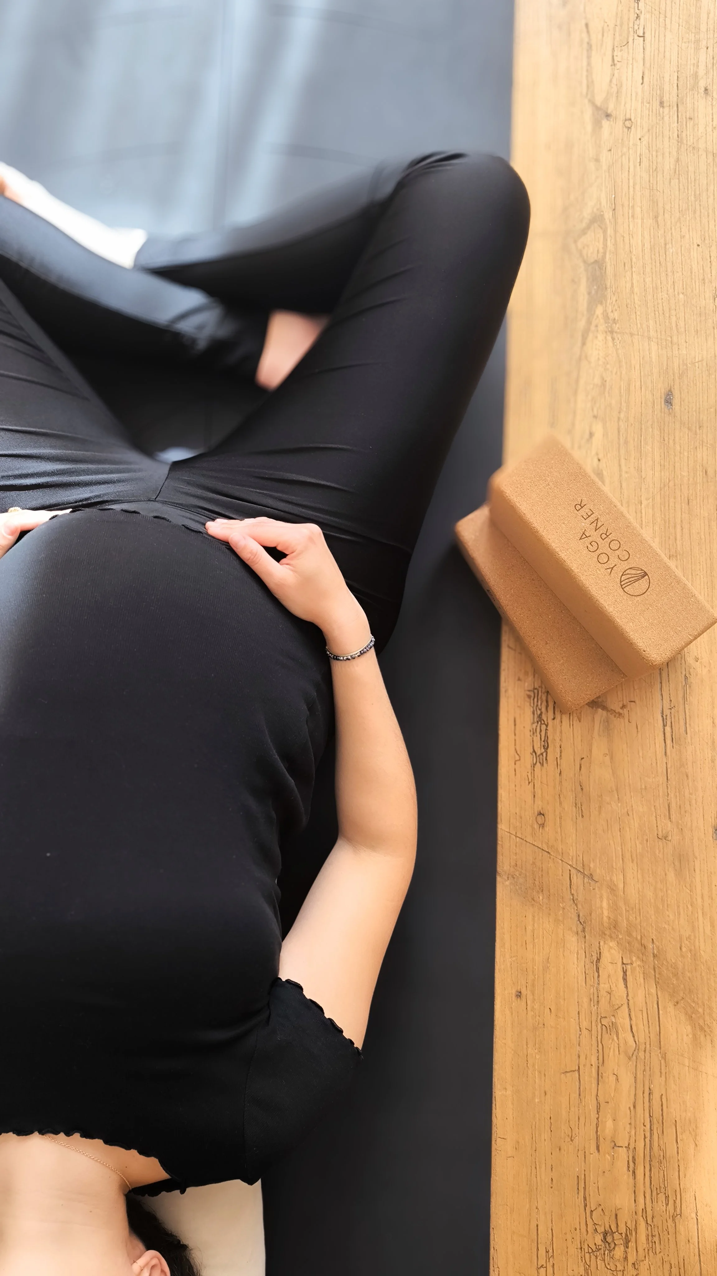 femme enceinte qui pratique le yoga