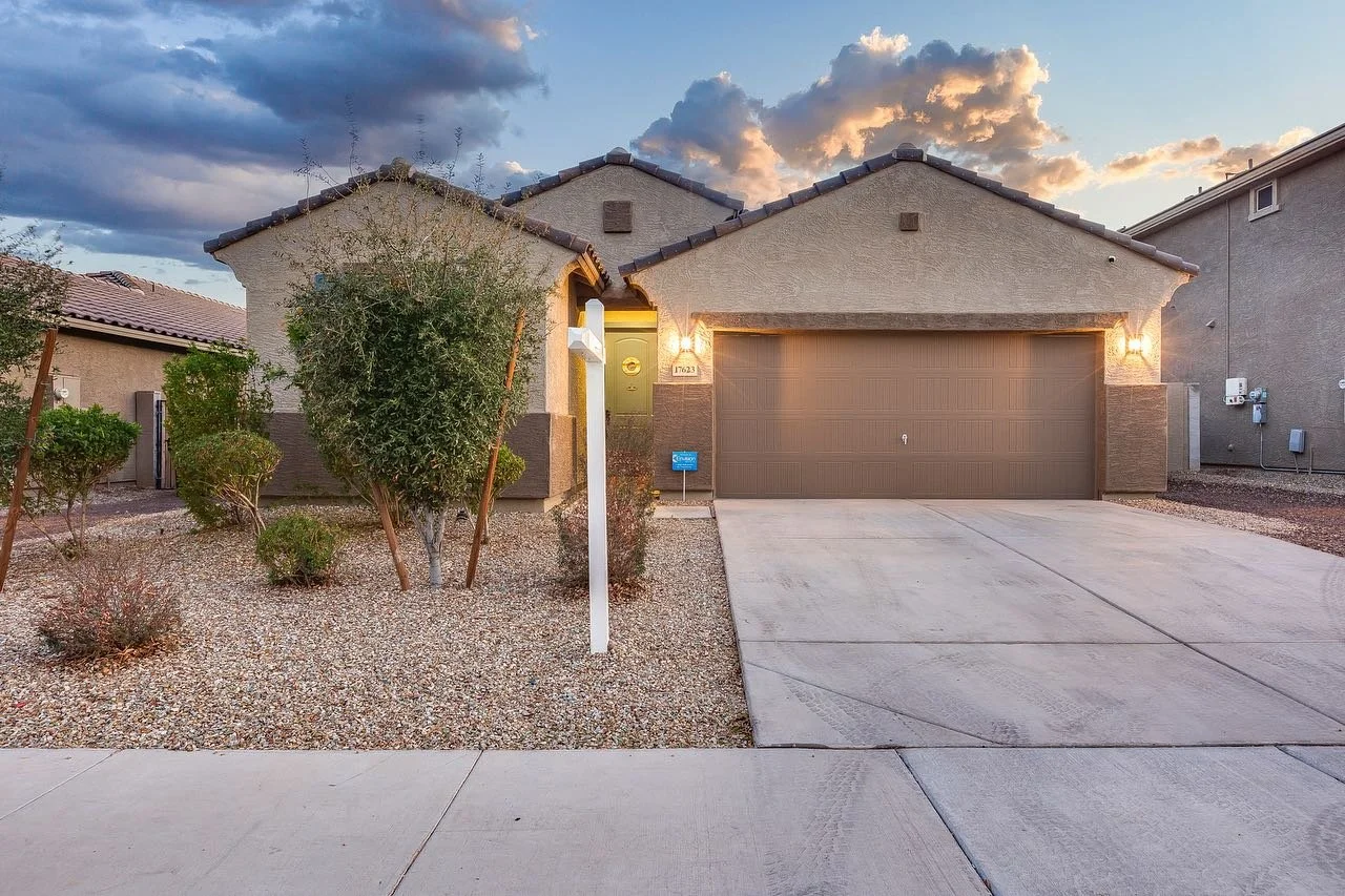 NEW LISTING! ‼️ Take a look at this stunning 3 bed, 2 bath home with a convertible den in North Cooper Canyon! 

As you enter you&rsquo;ll see tile floors throughout with plush carpeting in the bedrooms! The updated kitchen boasts beautiful cabinets,