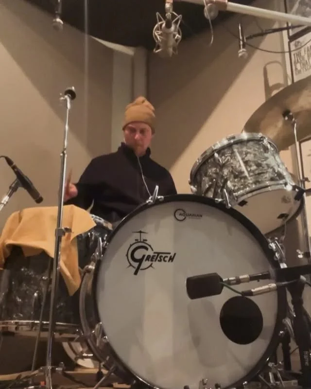Icon of a drum set with cymbals and drums