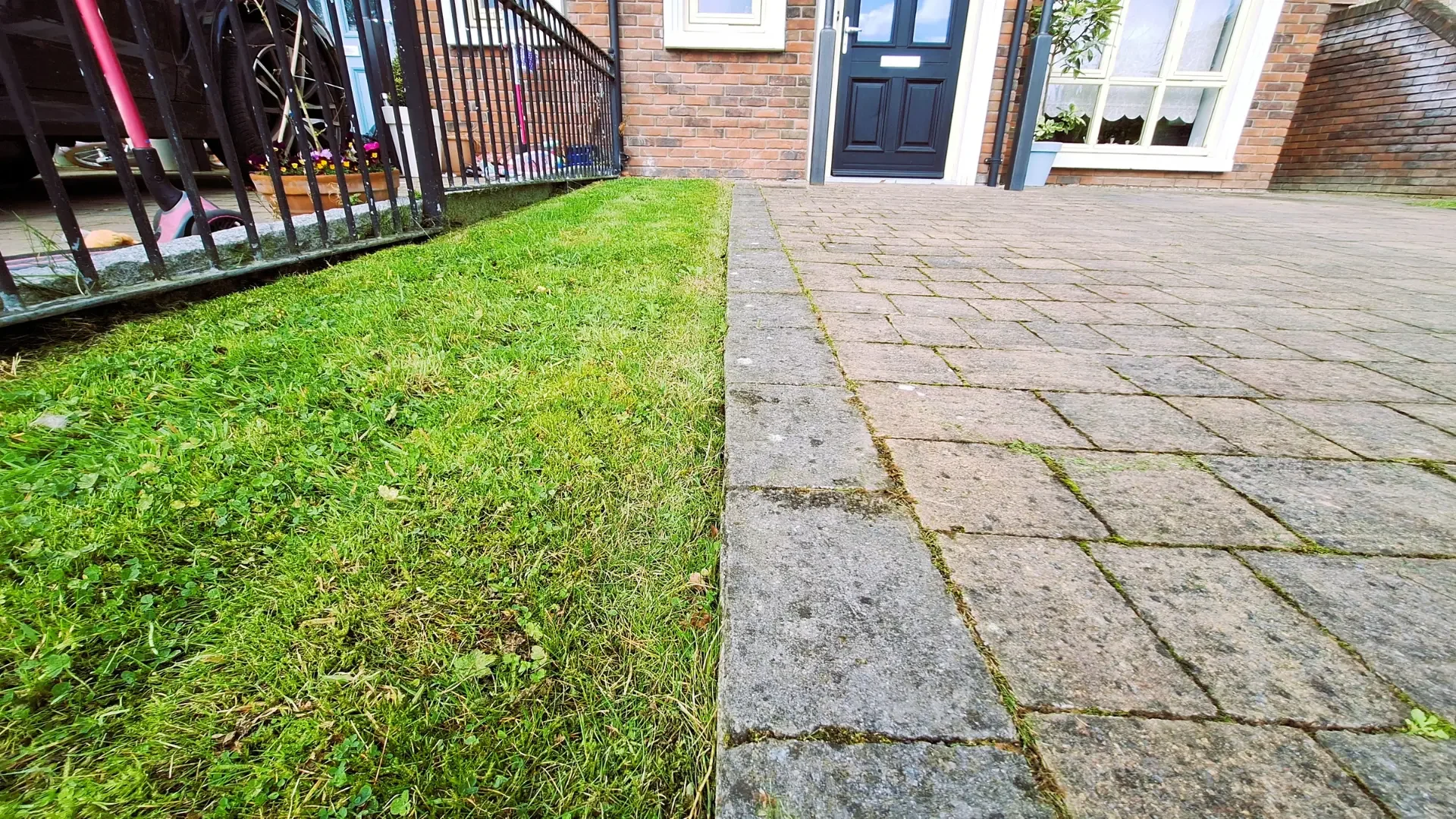 Tvarkingai nupjautas vejos kraštas.