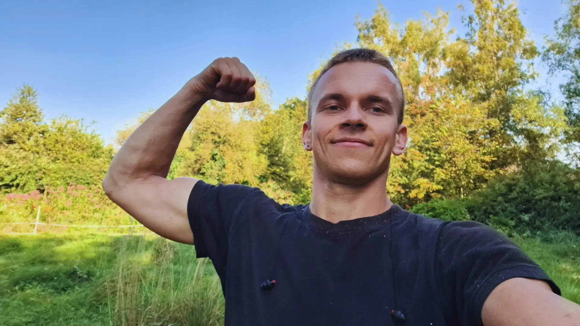 Aksodis įkūrėjas demonstruojantis pasitikėjimą savimi..