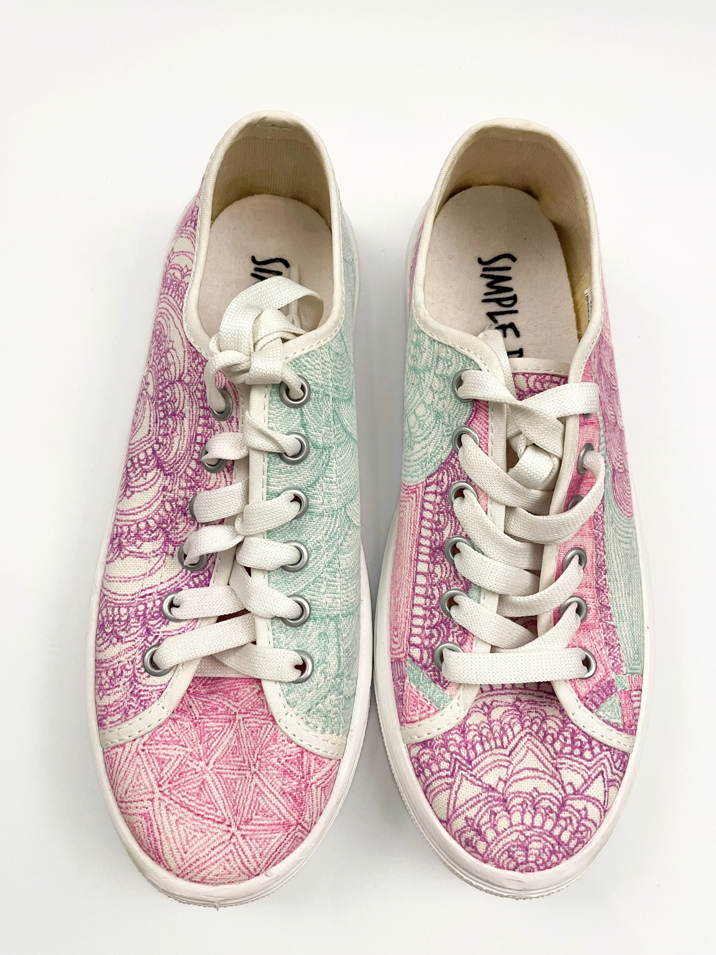 Tenis rosa, morado, y verde