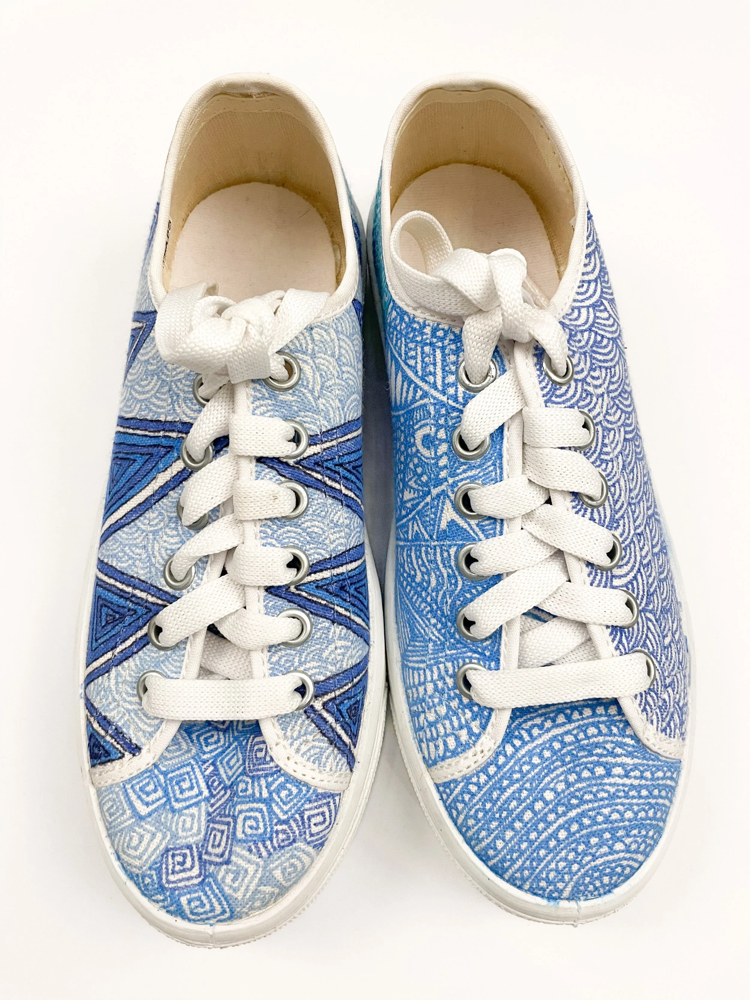 Tenis azules claros con detalles oscuros