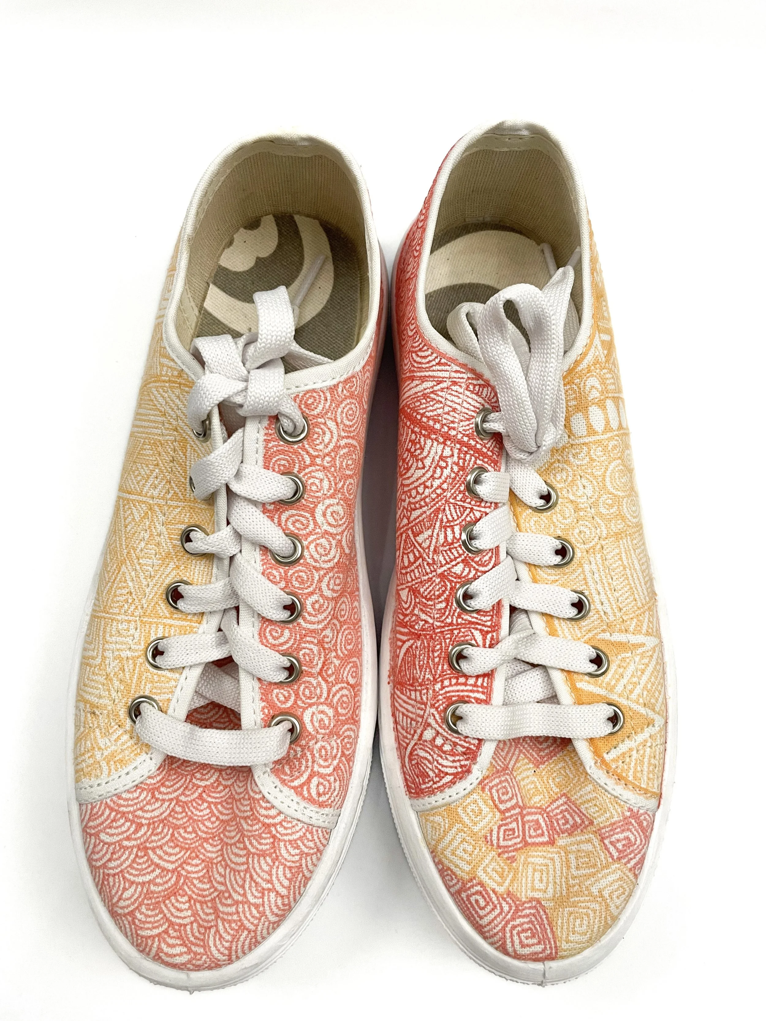 Tenis rojos y amarillos